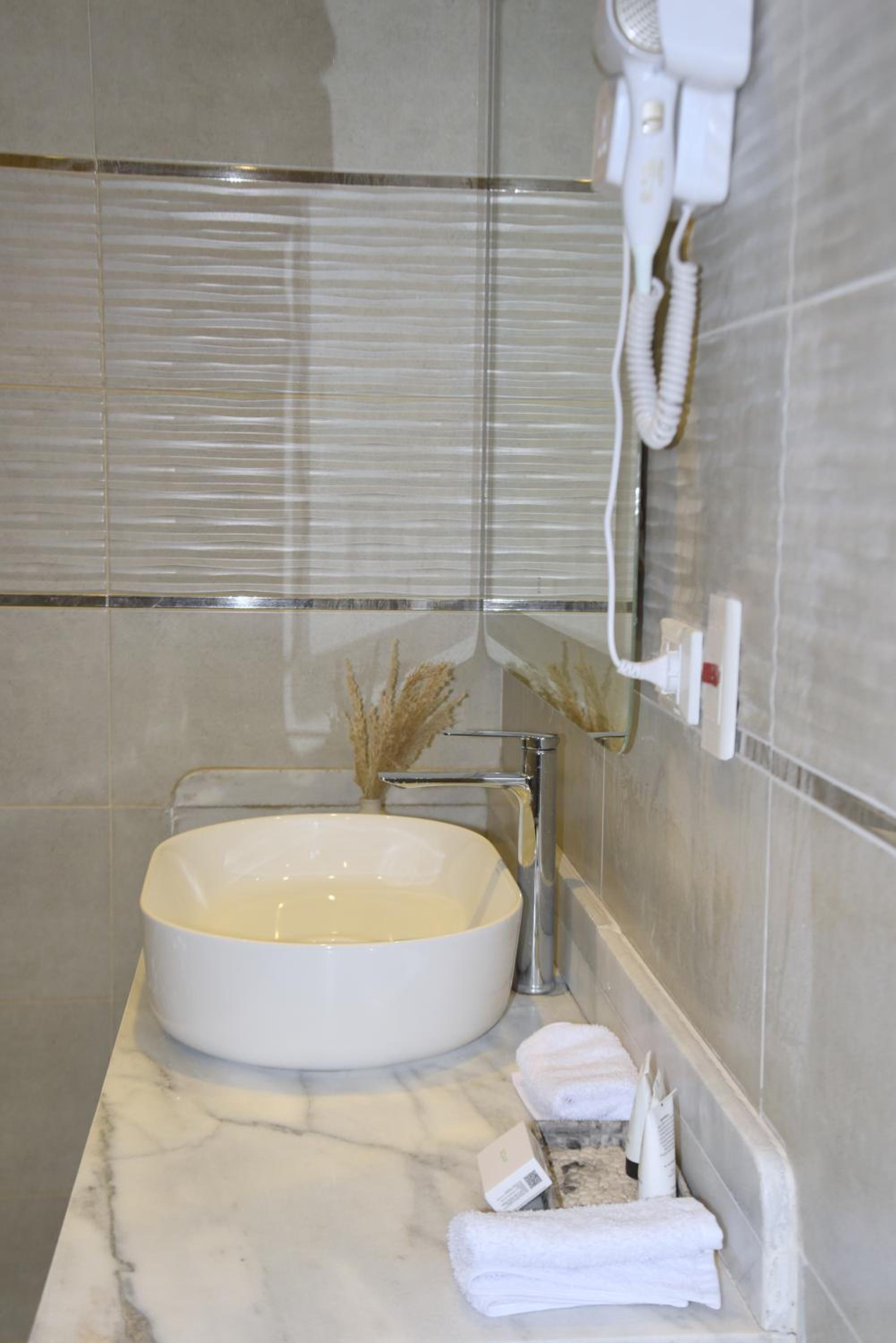 Pyramids Wonders Hotel