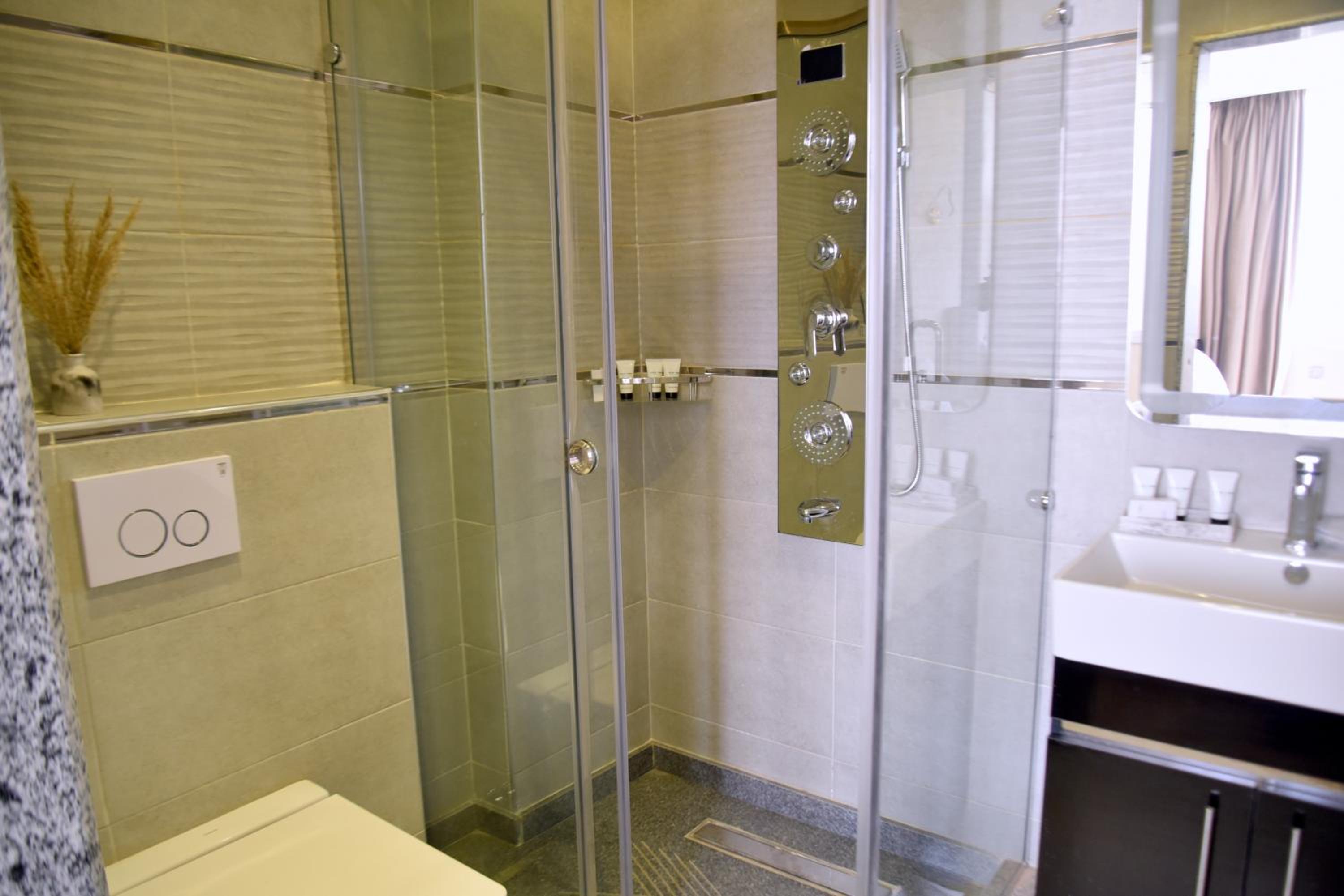 Pyramids Wonders Hotel