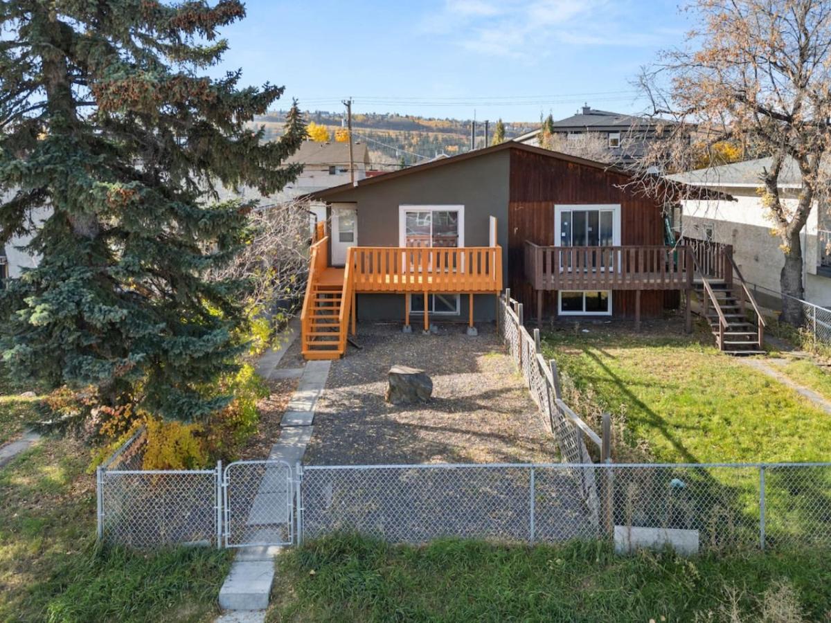 Spacious 4-Bedroom Retreat Near Bow River with Foosball, Dart Board, Movie Room