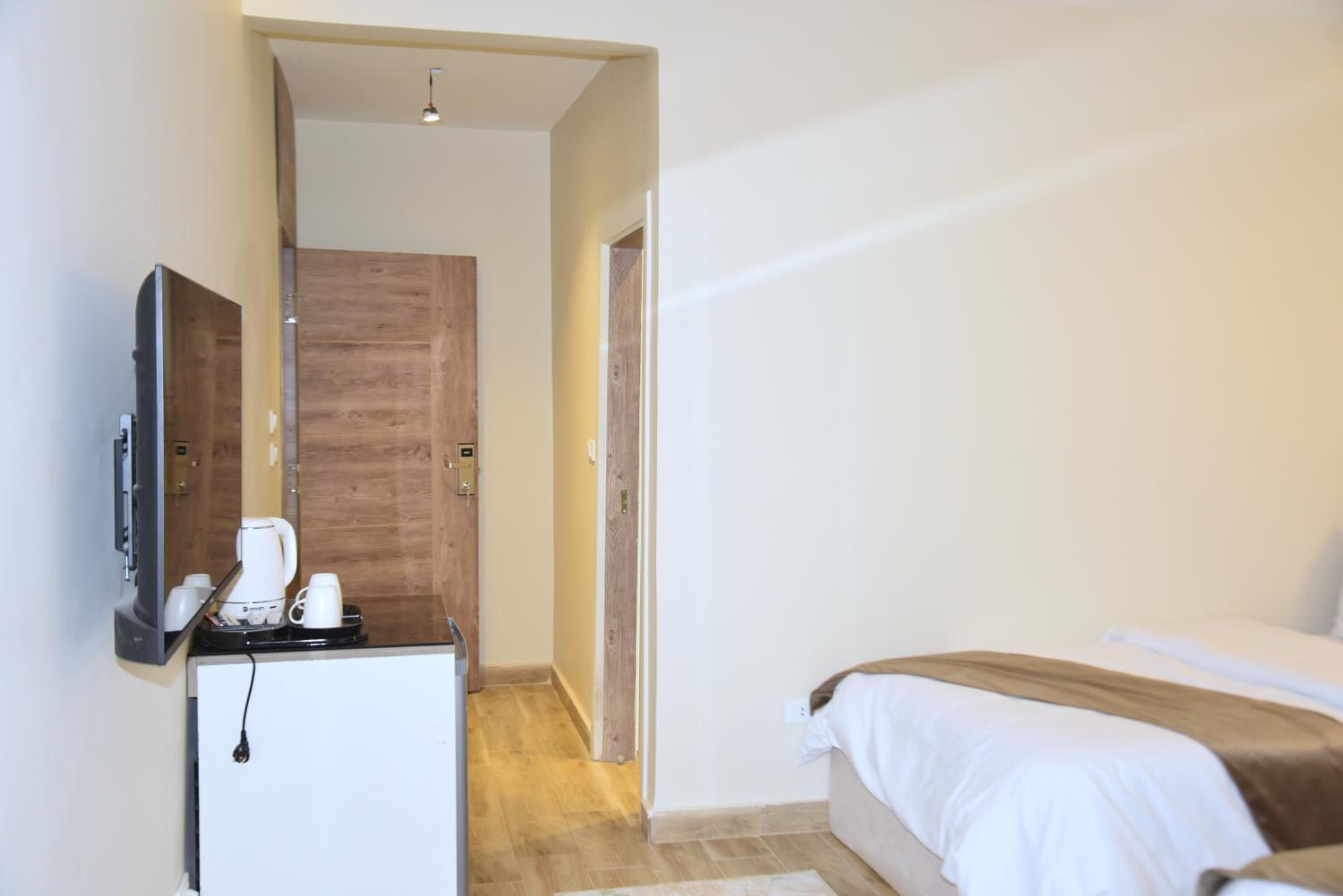 Pyramids Wonders Hotel