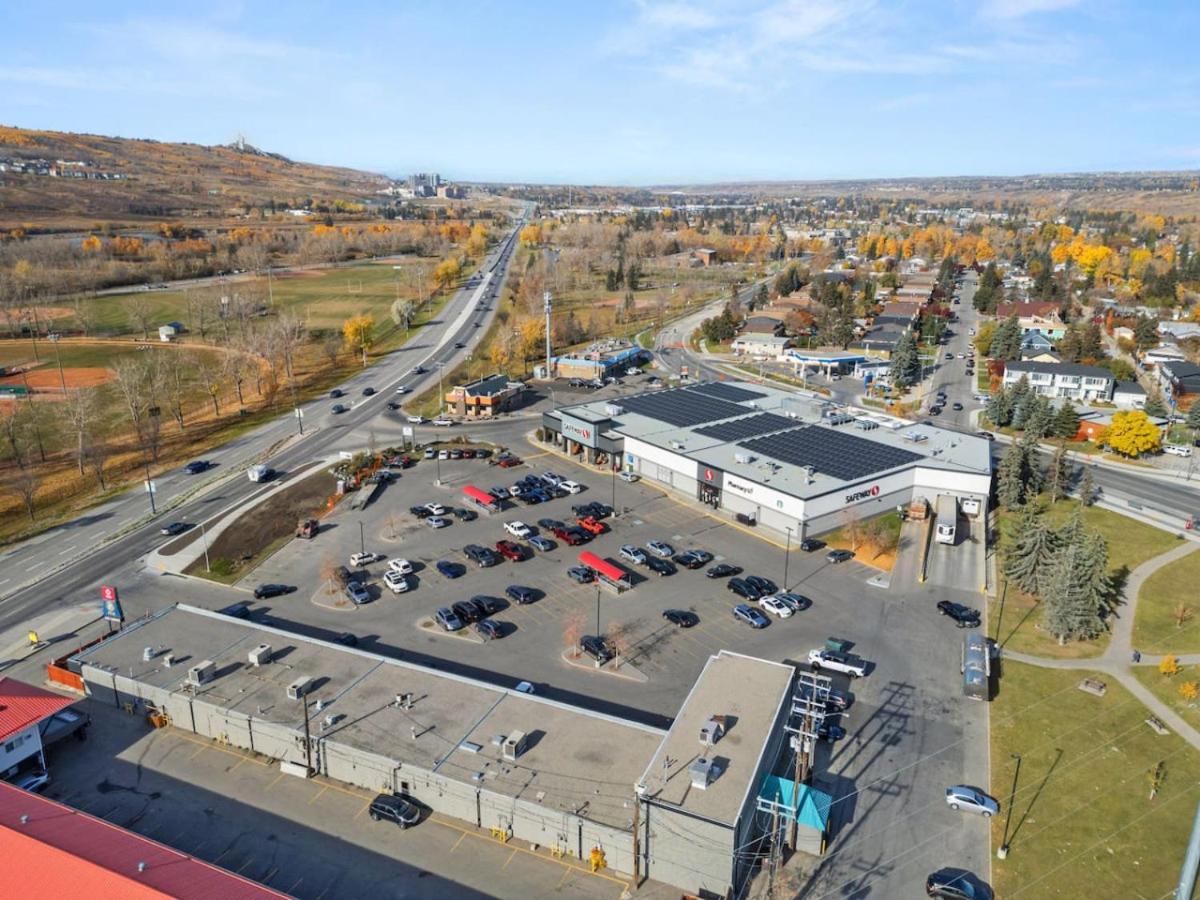 Spacious 4-Bedroom Retreat Near Bow River with Foosball, Dart Board, Movie Room