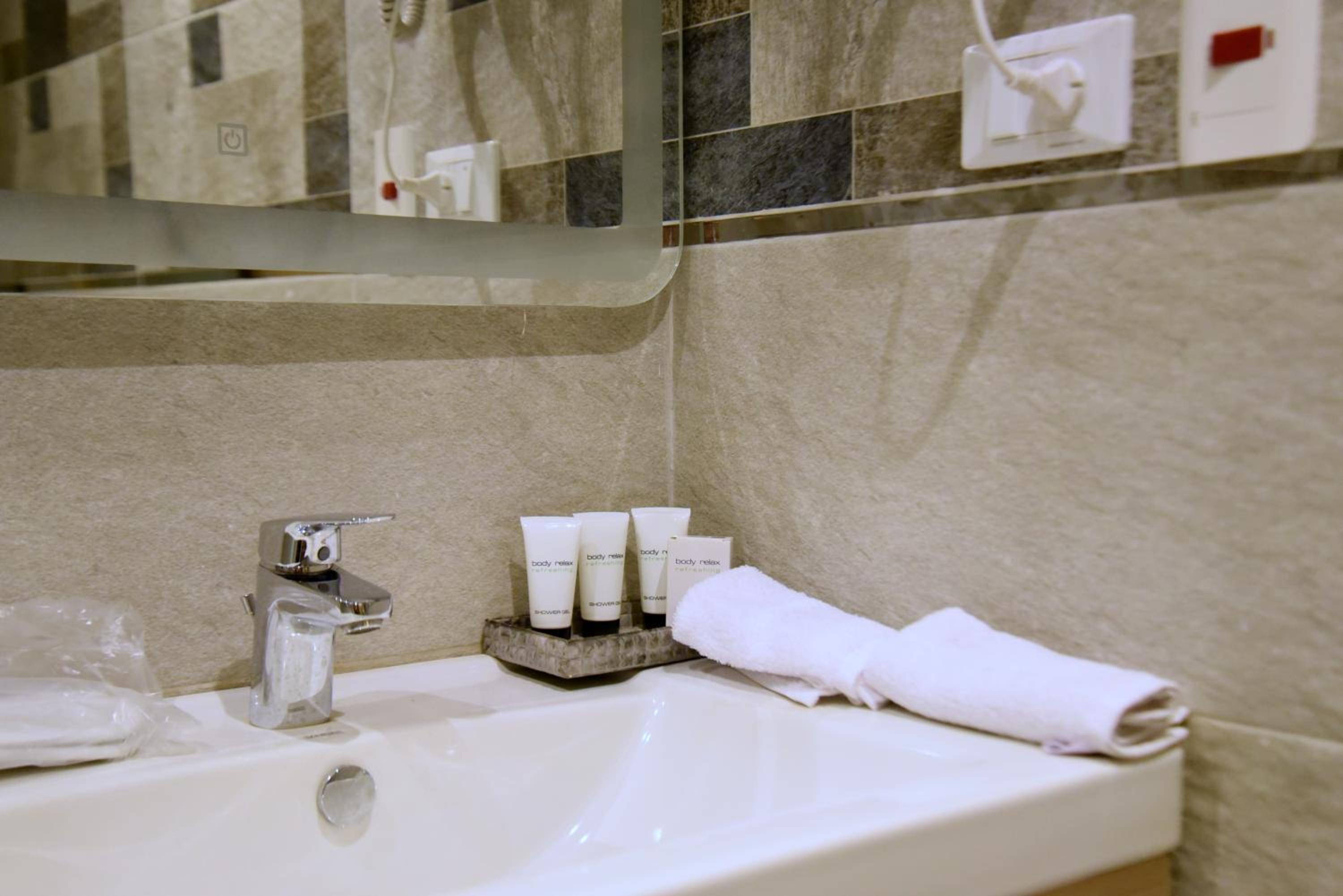 Pyramids Wonders Hotel