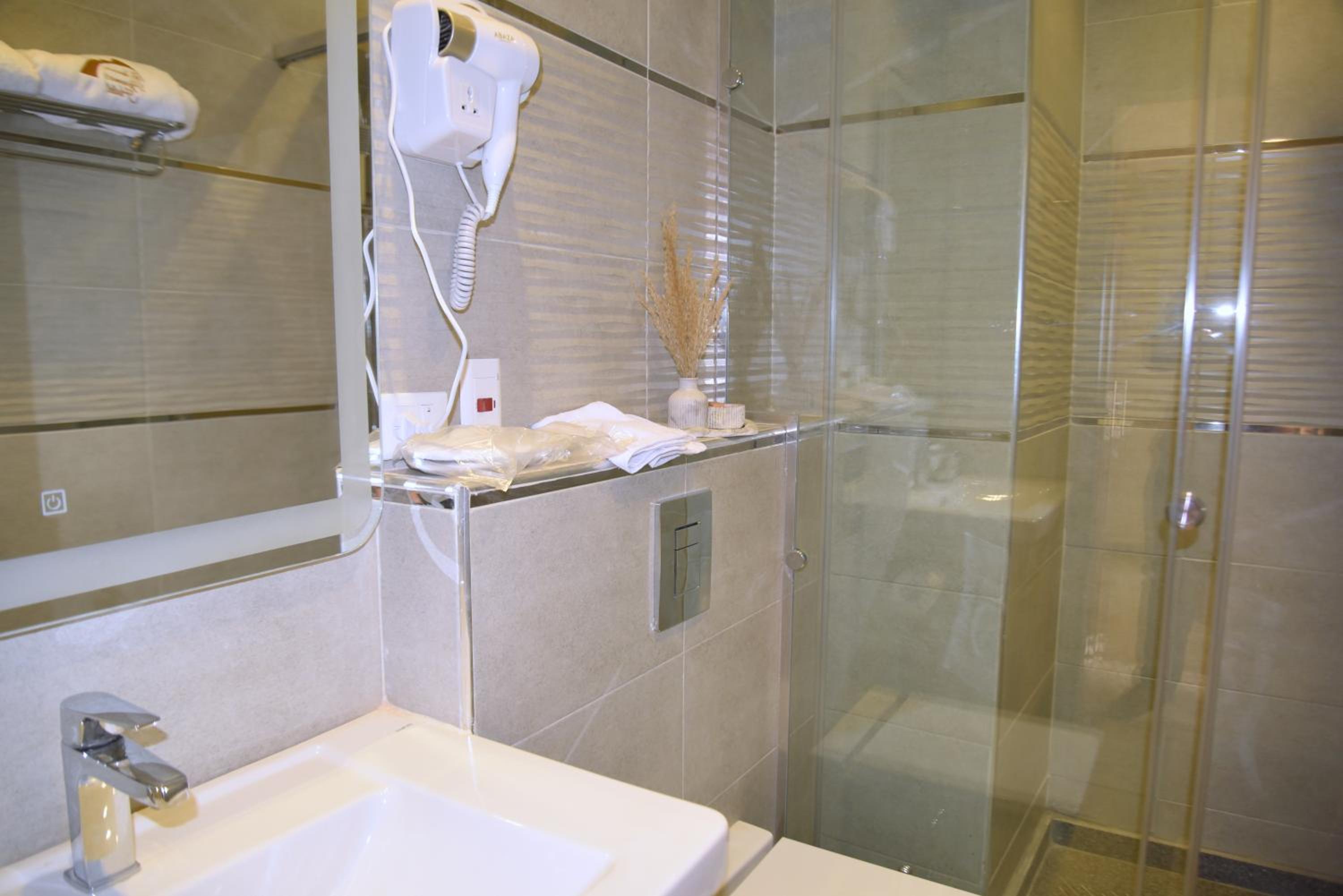 Pyramids Wonders Hotel
