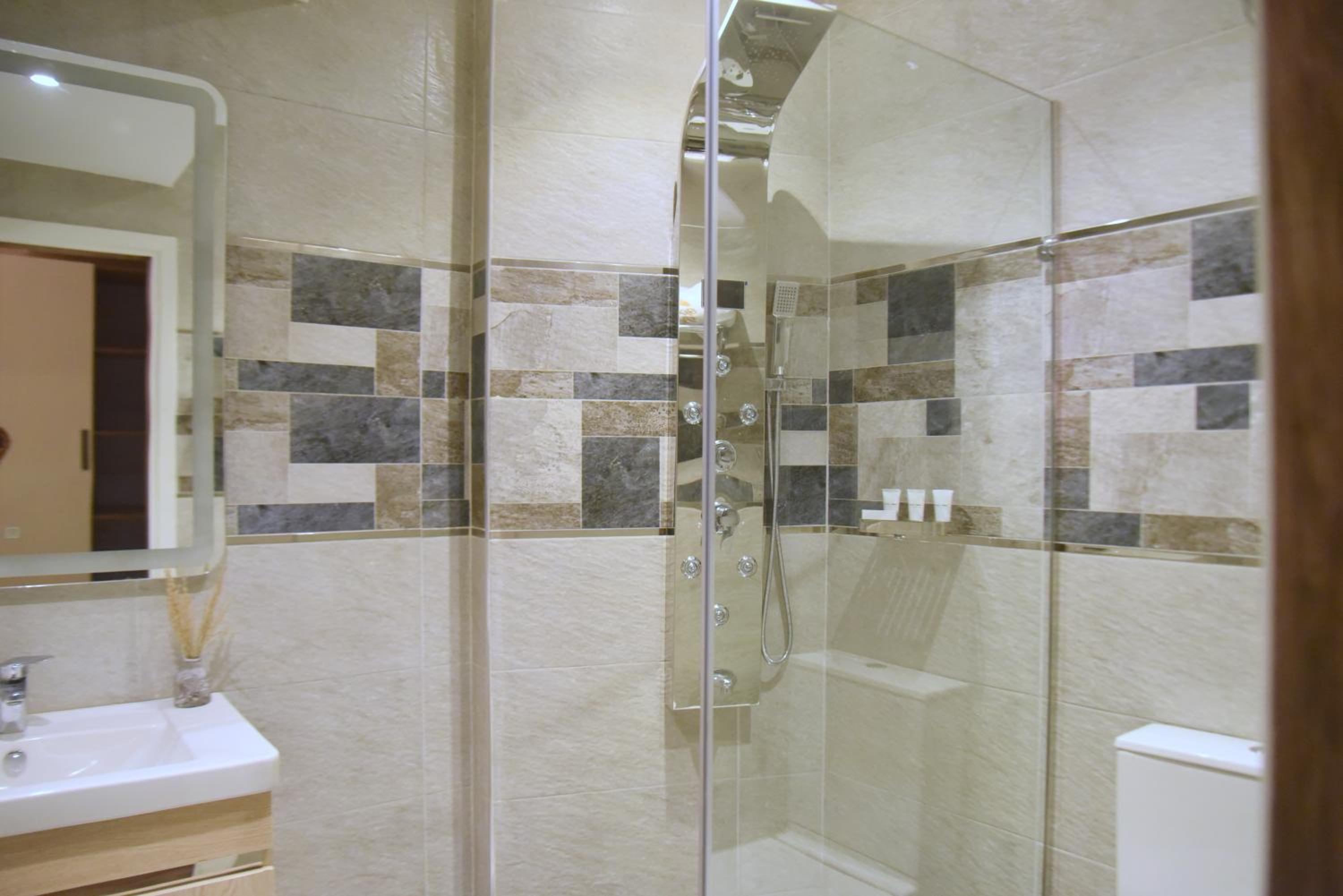 Pyramids Wonders Hotel