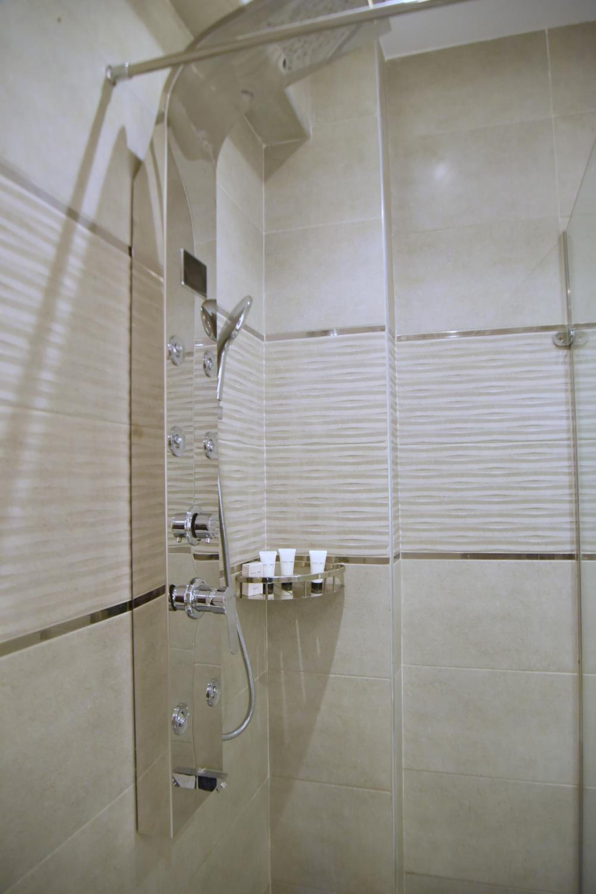 Pyramids Wonders Hotel