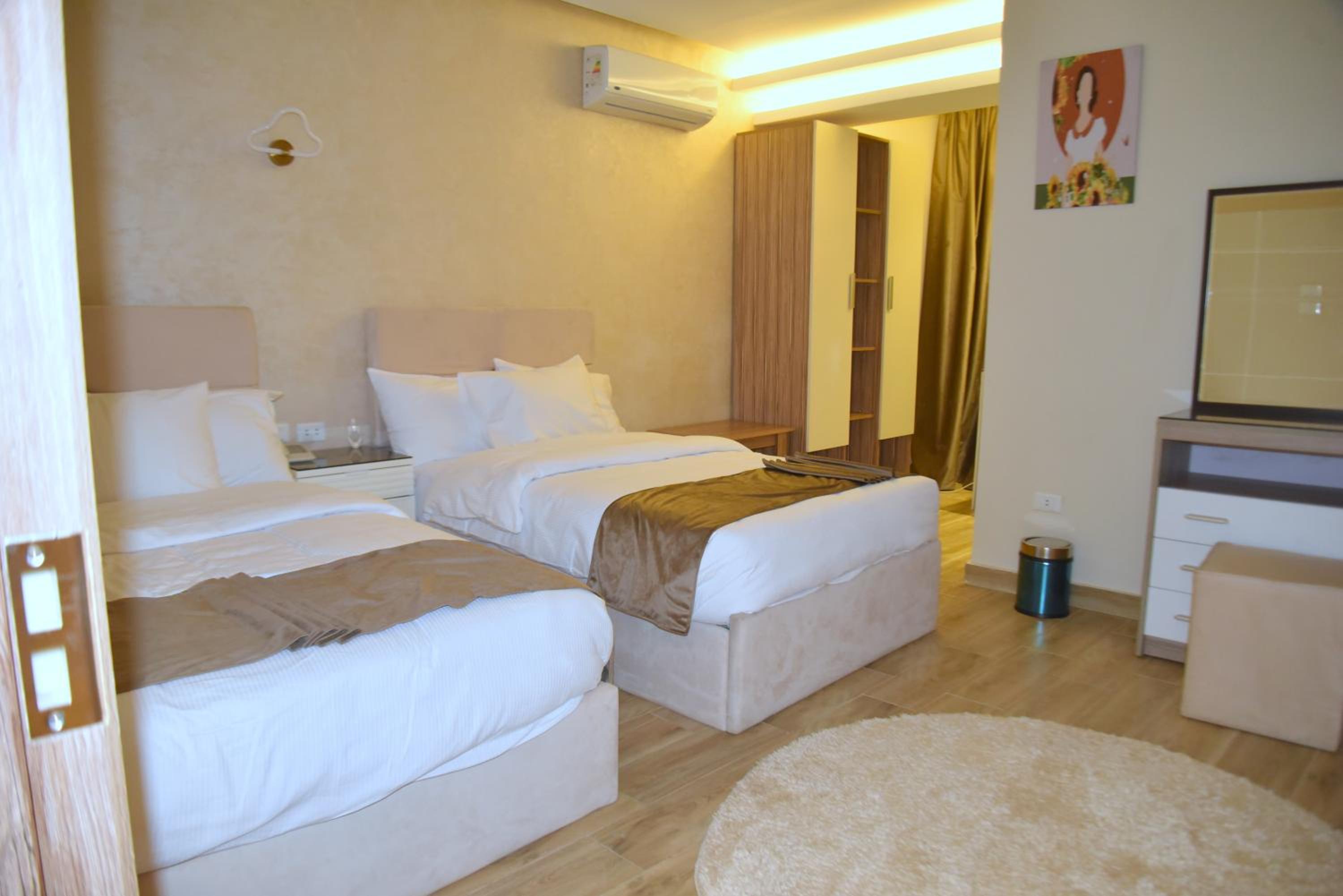 Pyramids Wonders Hotel