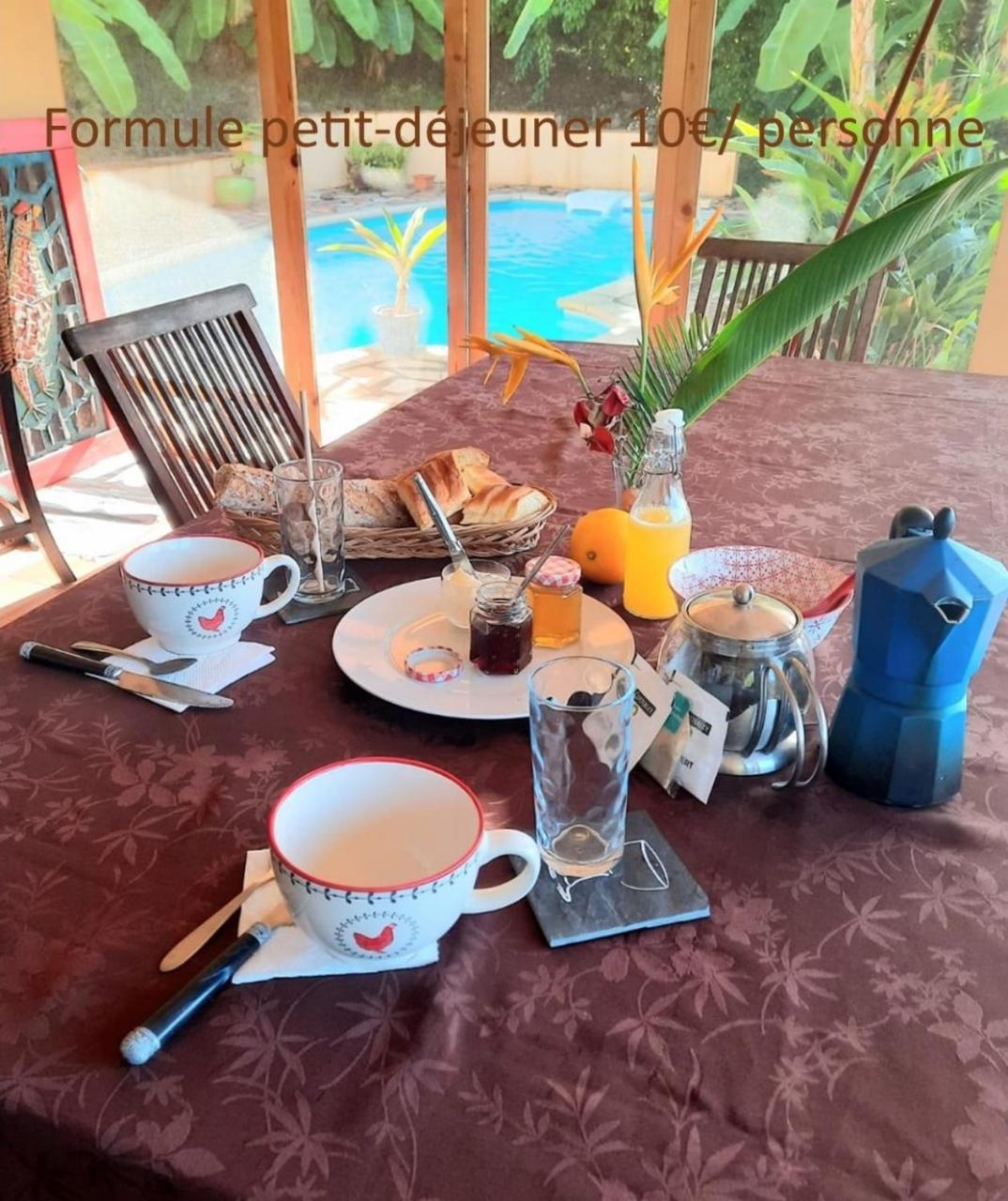 Chambre indépendante donnant sur piscine