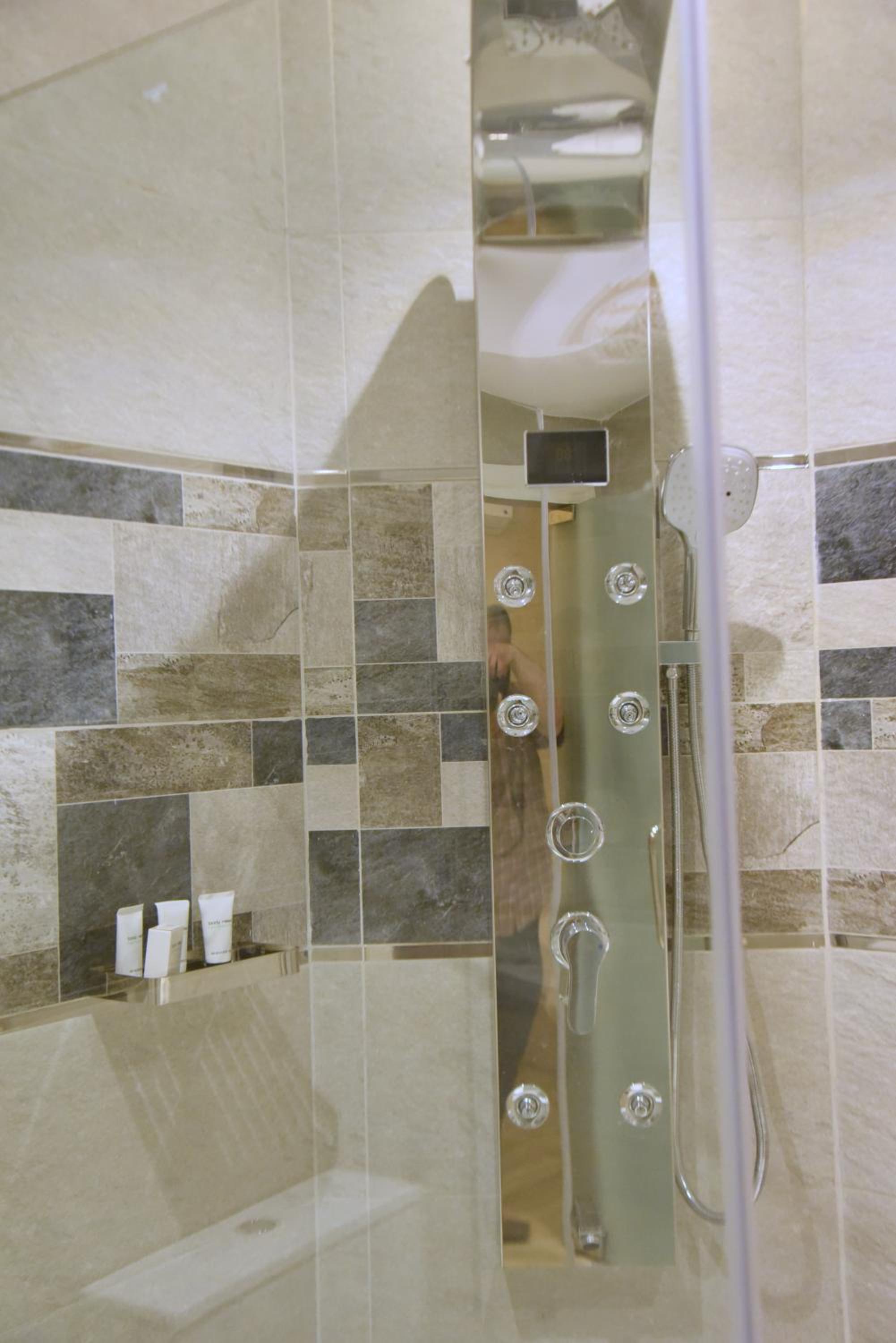 Pyramids Wonders Hotel