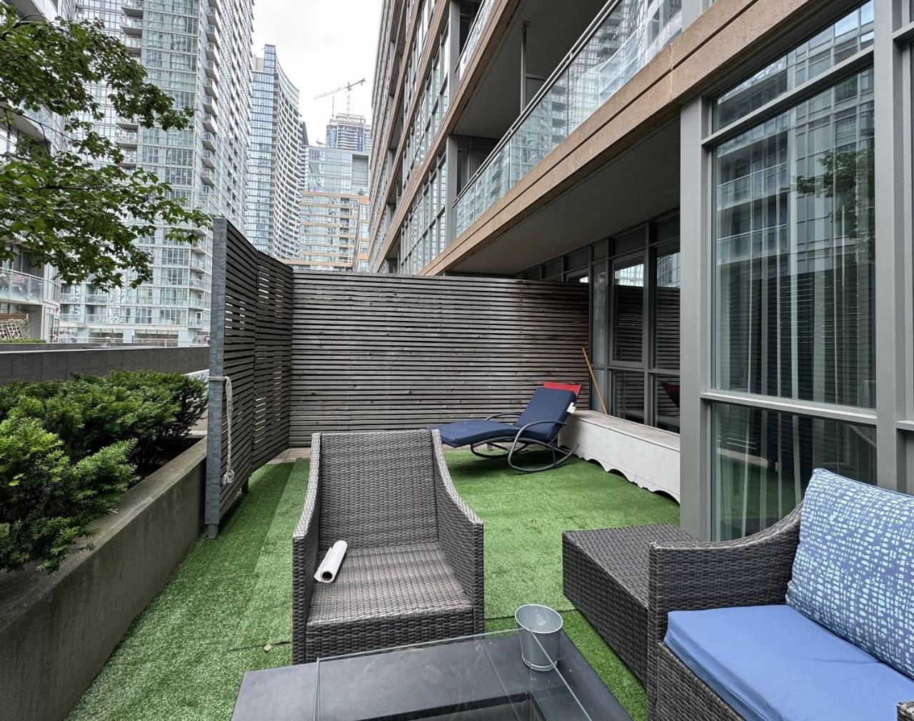1Bdrm plus den with 2 real beds plus sofabed & Terrace & parking