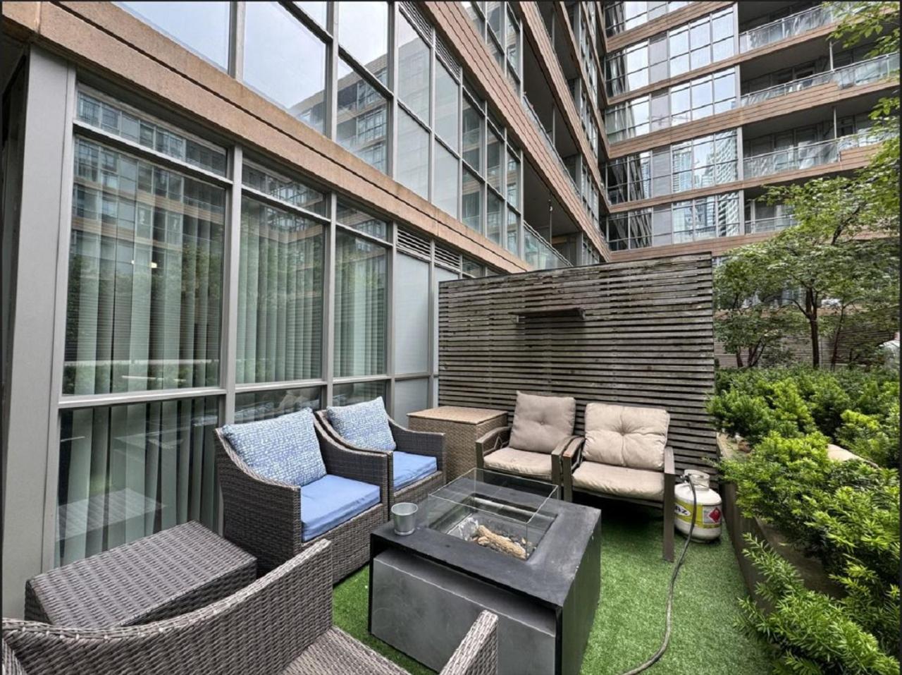 1Bdrm plus den with 2 real beds plus sofabed & Terrace & parking