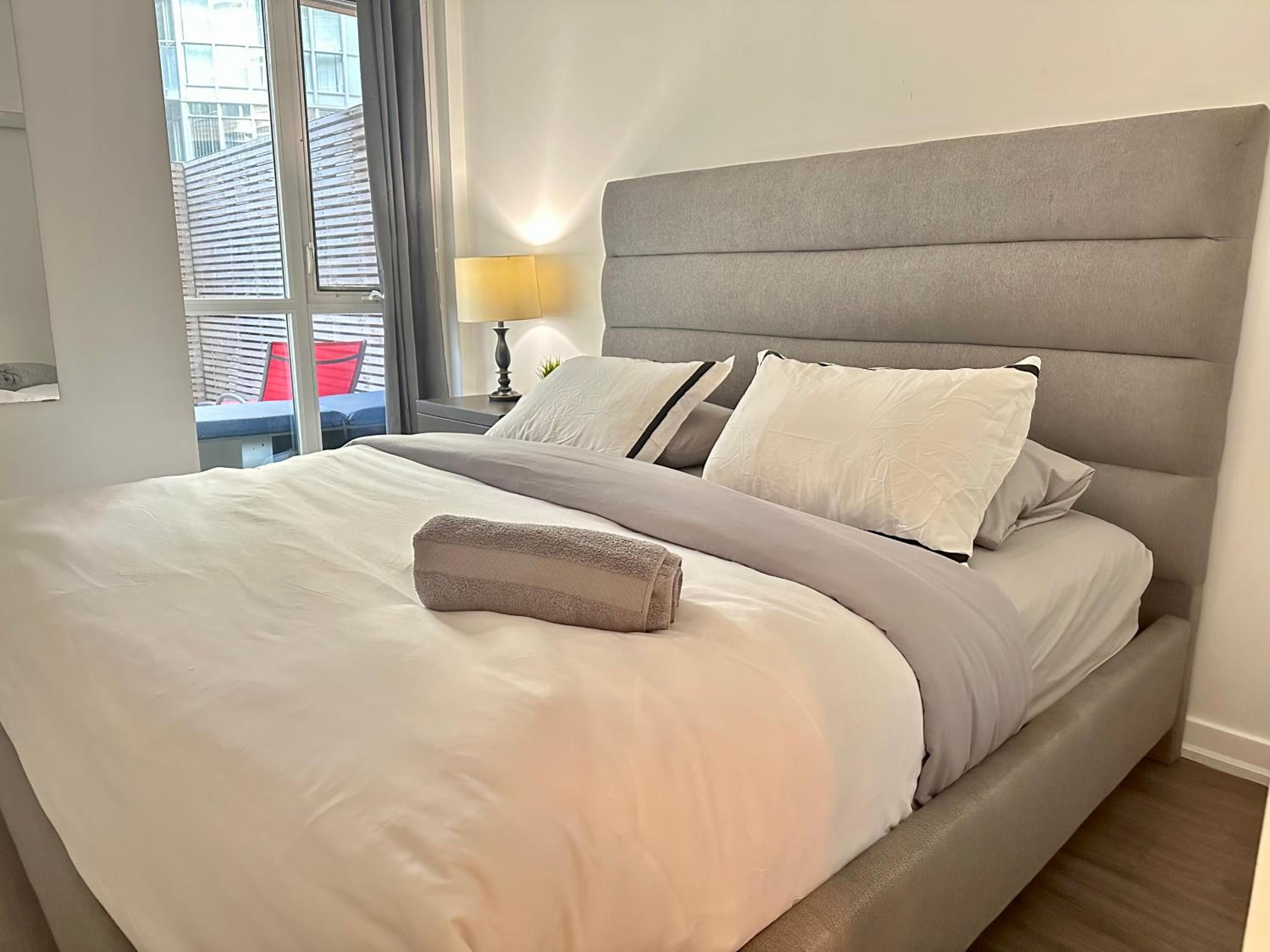 1Bdrm plus den with 2 real beds plus sofabed & Terrace & parking