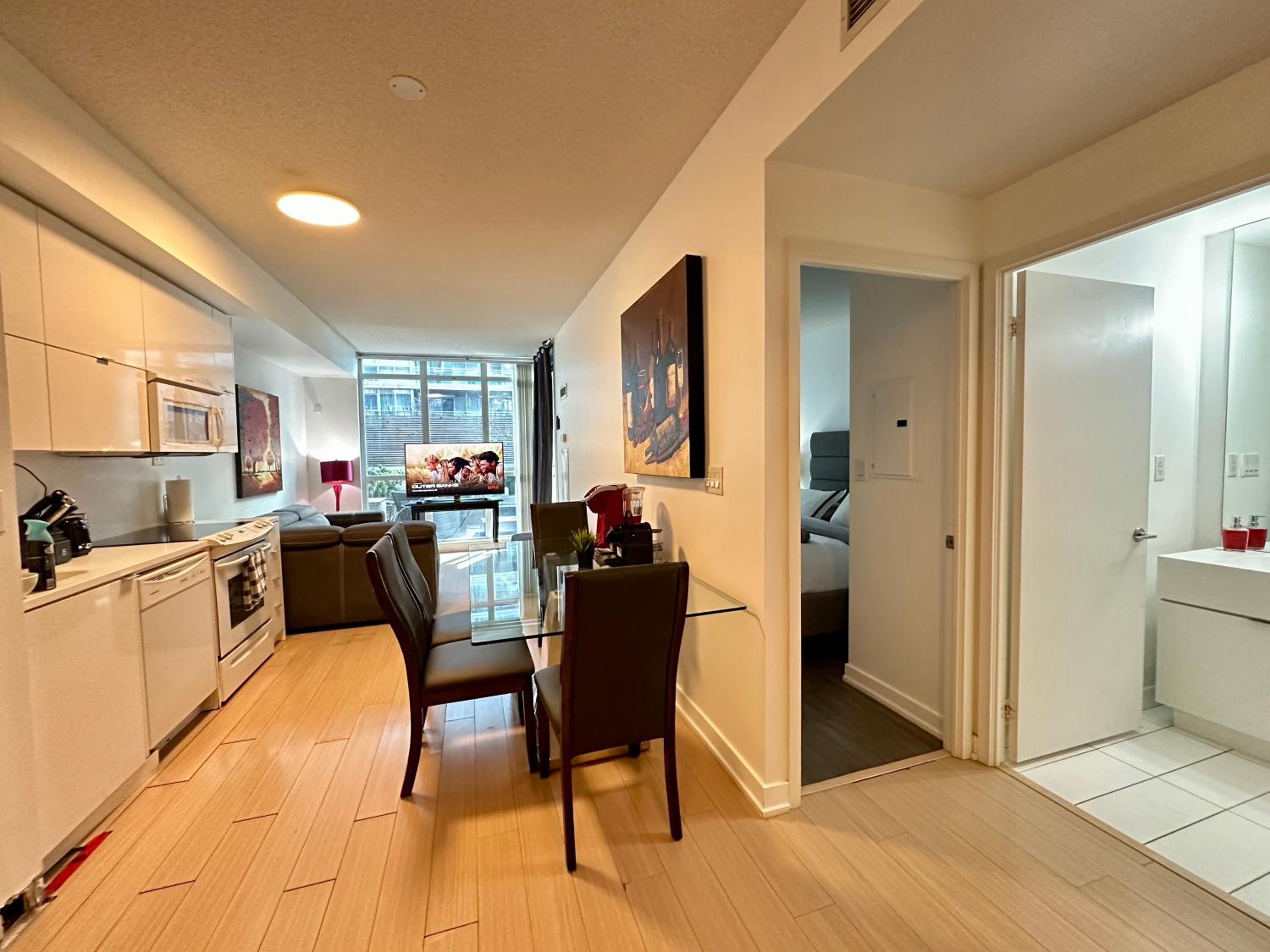 1Bdrm plus den with 2 real beds plus sofabed & Terrace & parking
