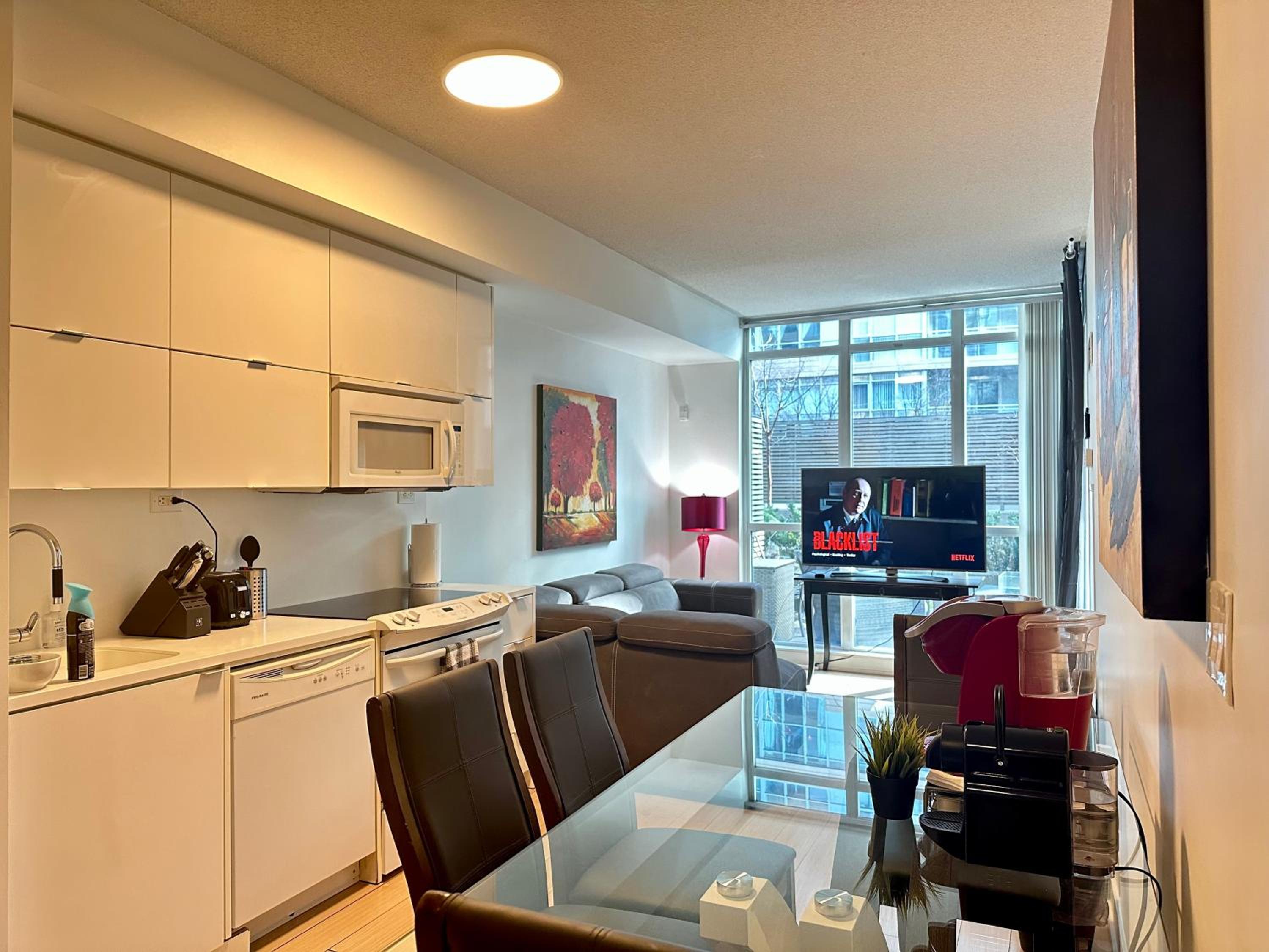 1Bdrm plus den with 2 real beds plus sofabed & Terrace & parking