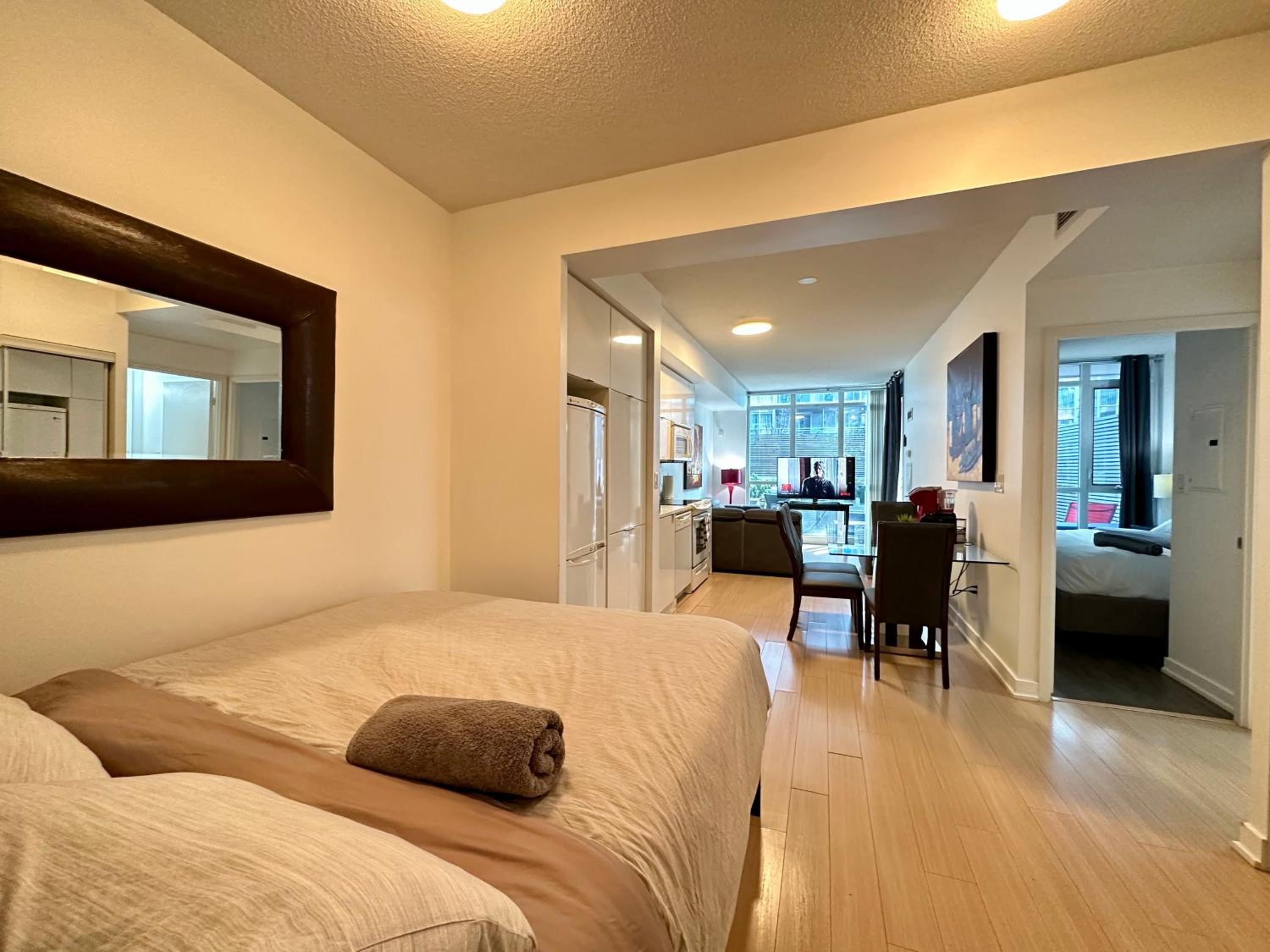 1Bdrm plus den with 2 real beds plus sofabed & Terrace & parking