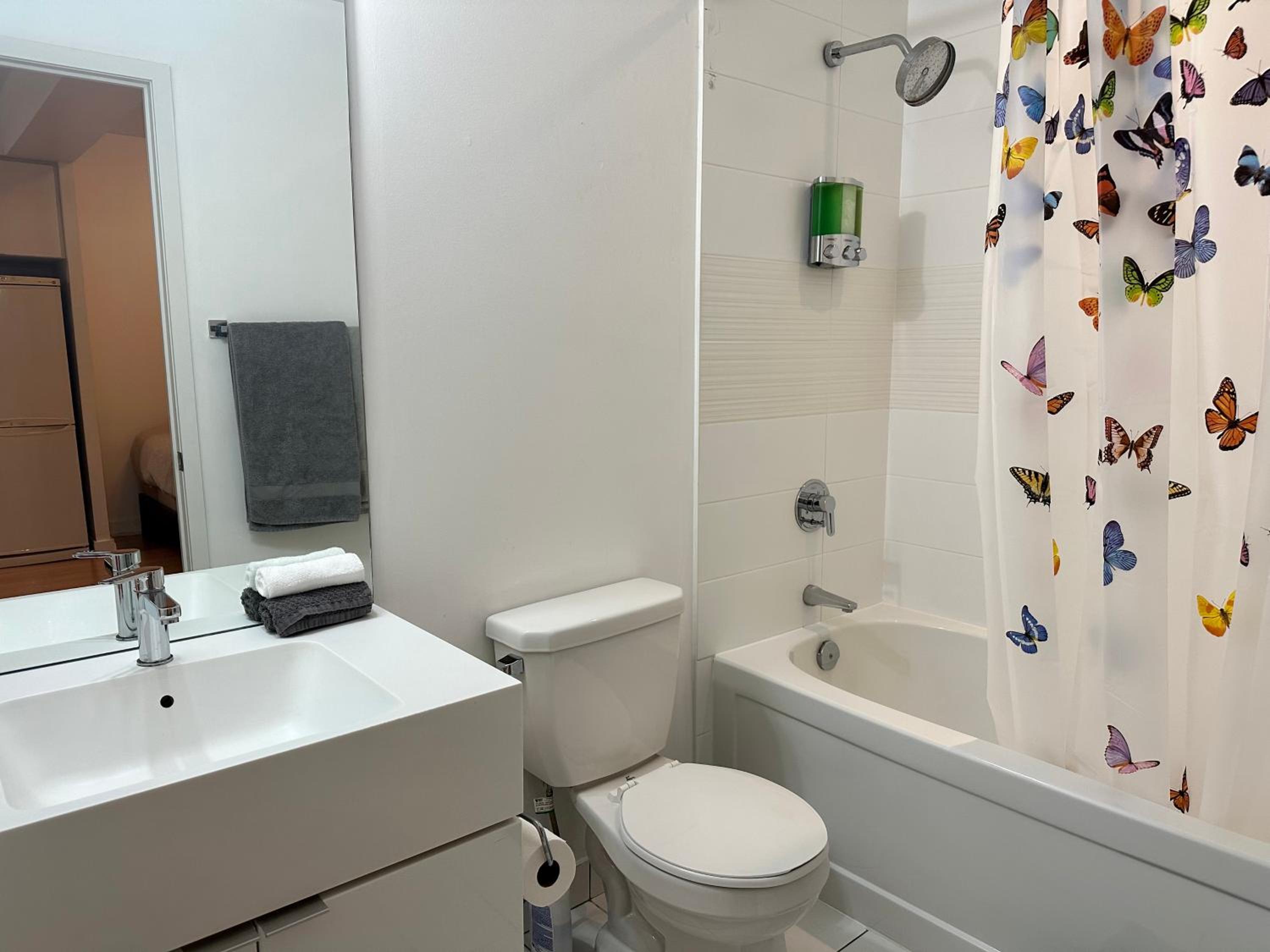 1Bdrm plus den with 2 real beds plus sofabed & Terrace & parking