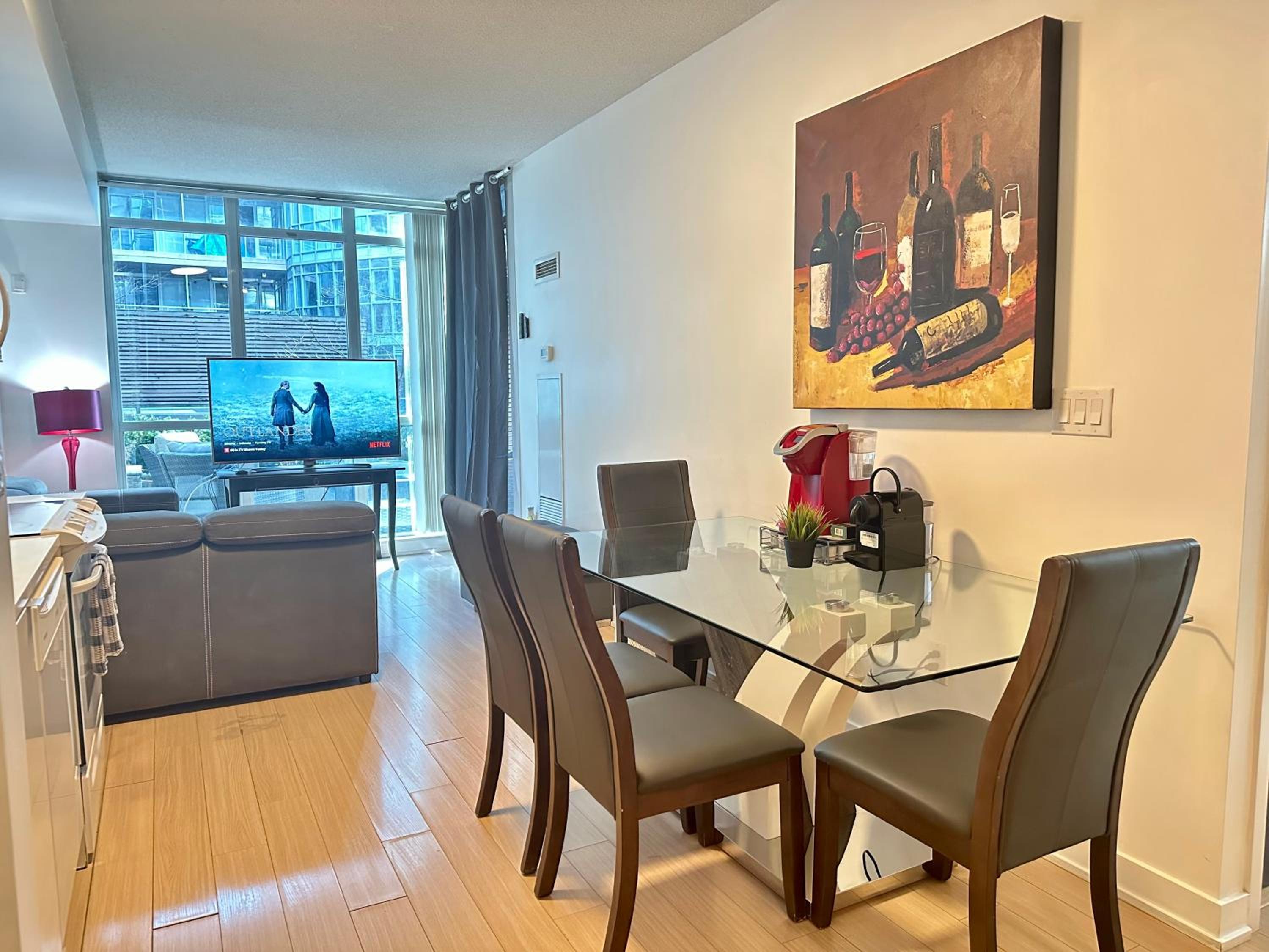 1Bdrm plus den with 2 real beds plus sofabed & Terrace & parking