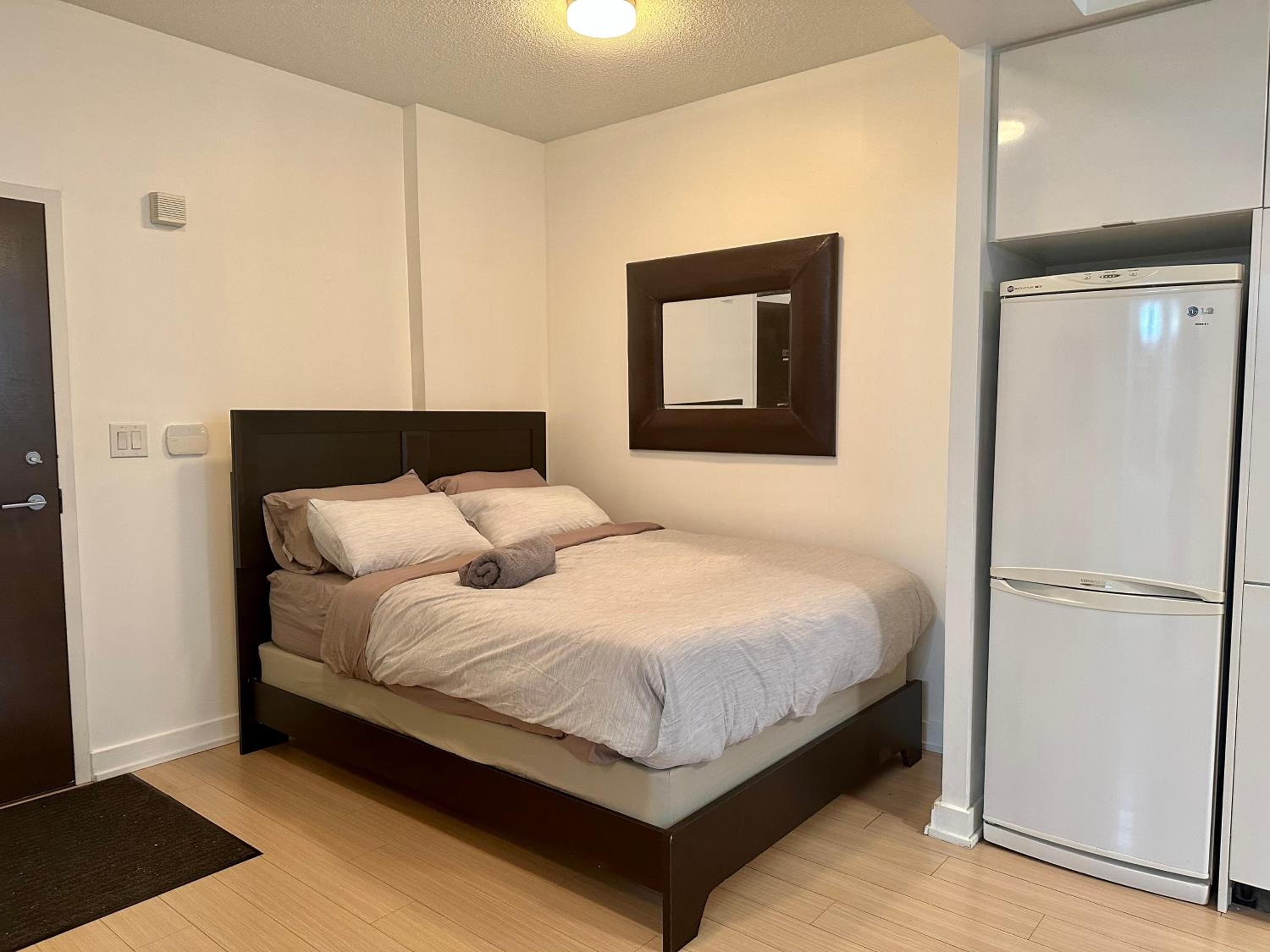 1Bdrm plus den with 2 real beds plus sofabed & Terrace & parking