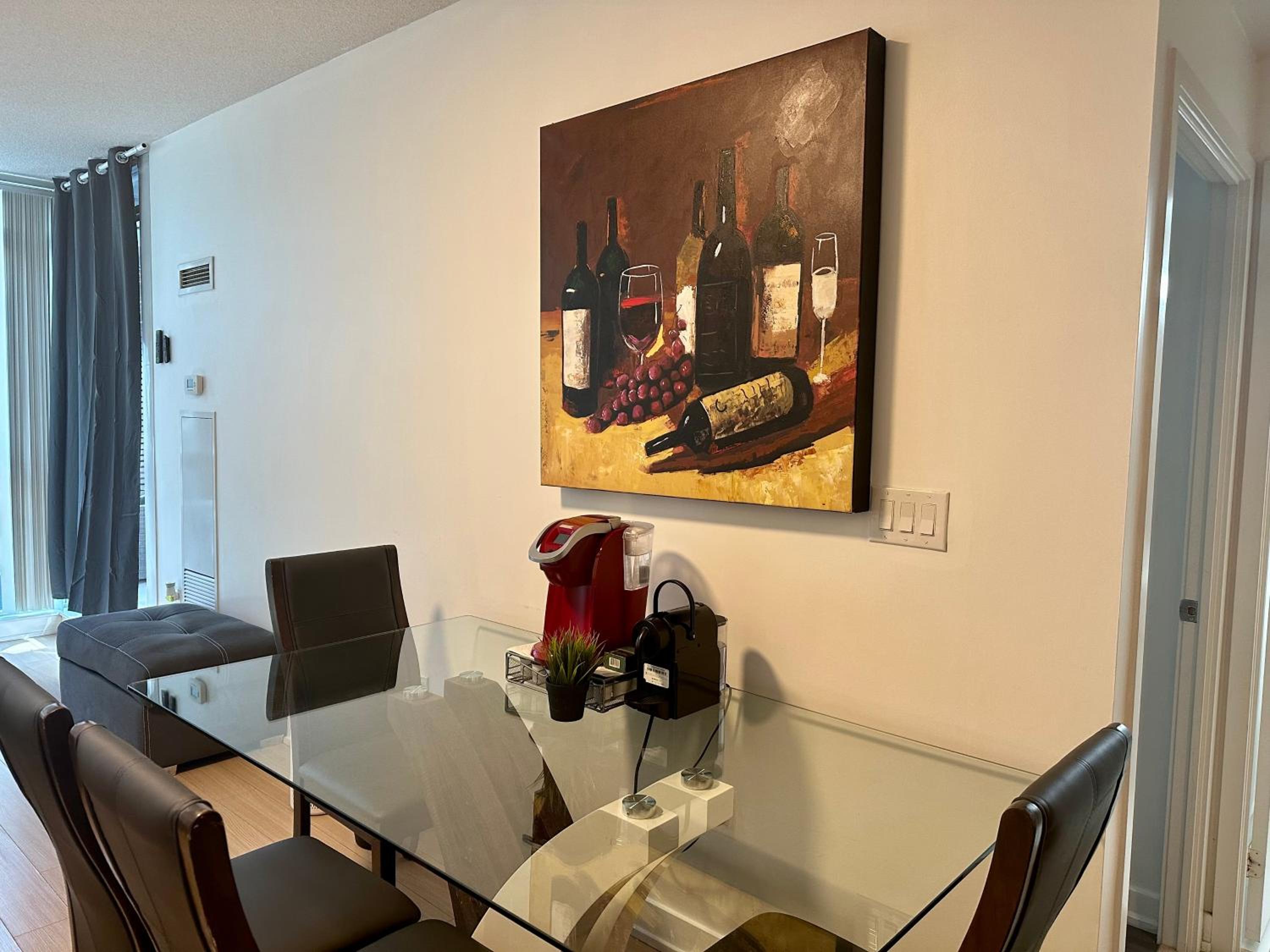 1Bdrm plus den with 2 real beds plus sofabed & Terrace & parking