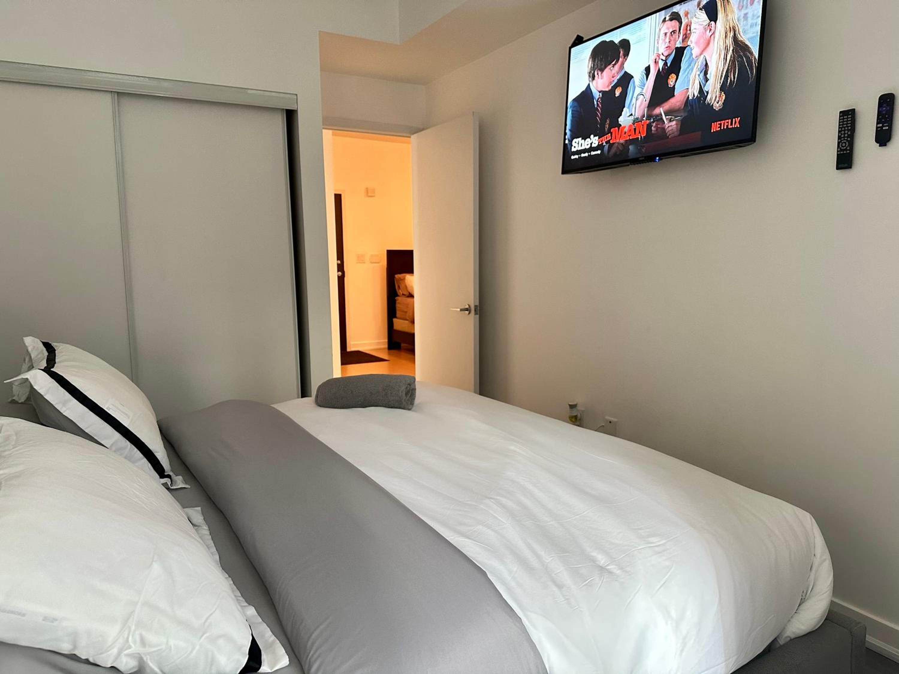 1Bdrm plus den with 2 real beds plus sofabed & Terrace & parking