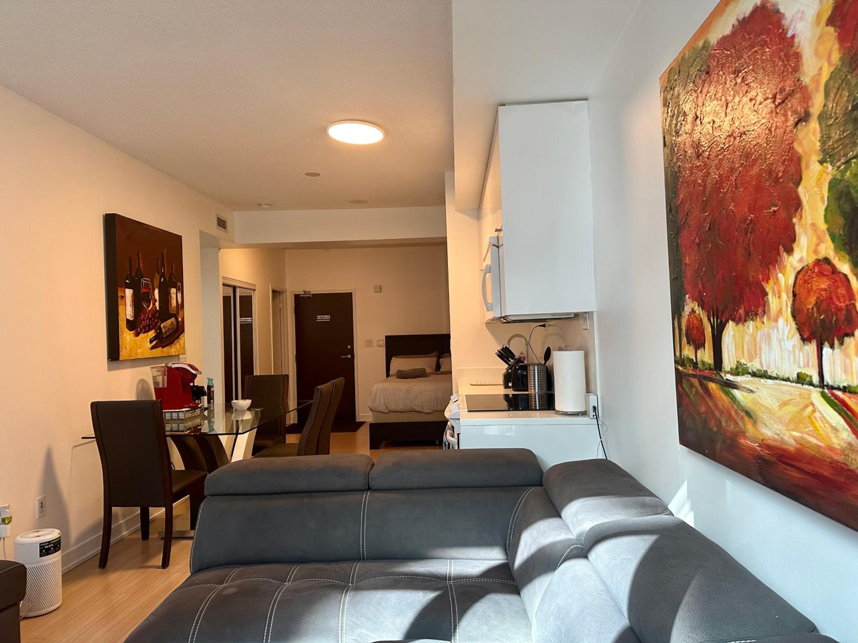 1Bdrm plus den with 2 real beds plus sofabed & Terrace & parking