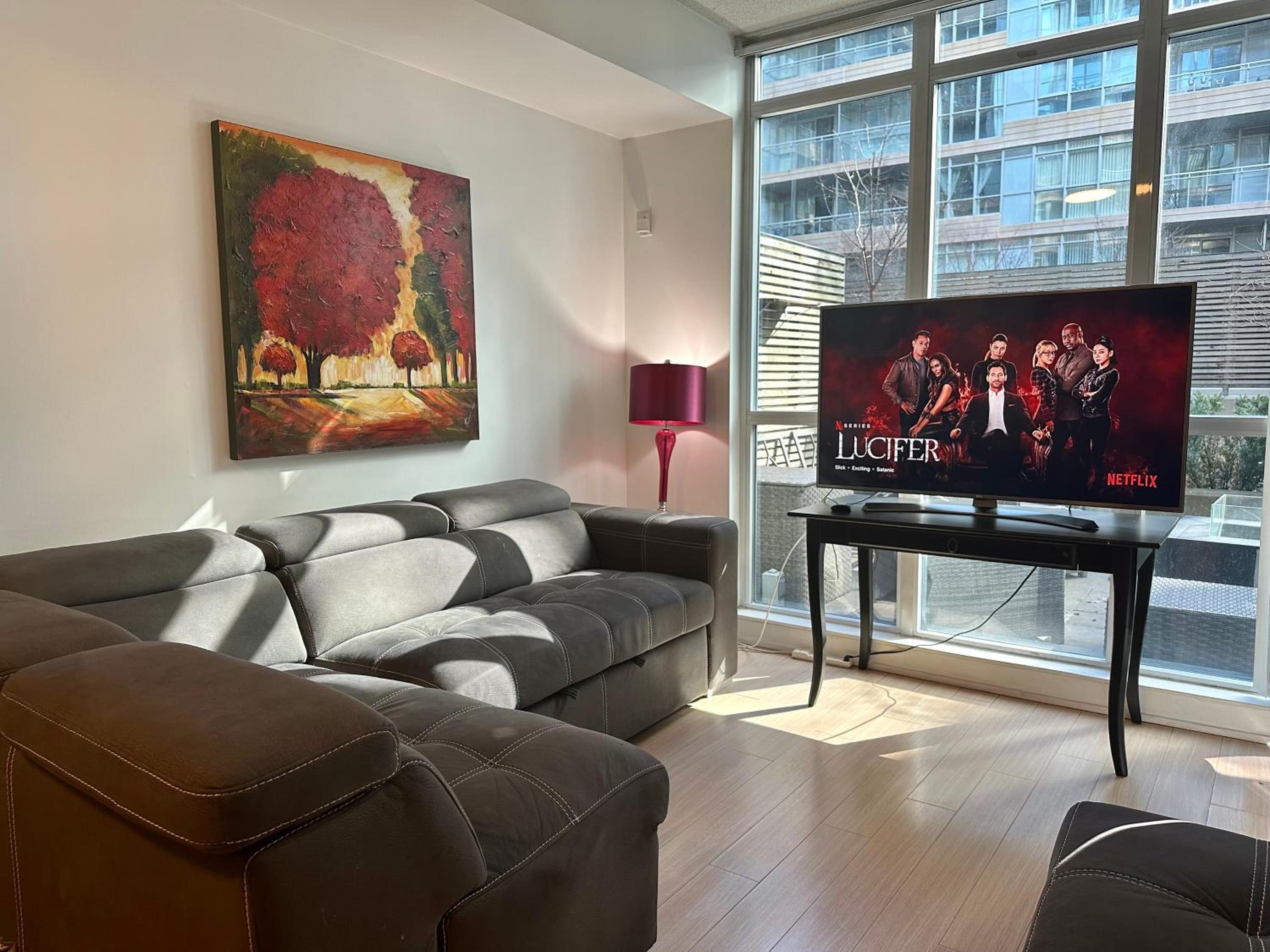 1Bdrm plus den with 2 real beds plus sofabed & Terrace & parking