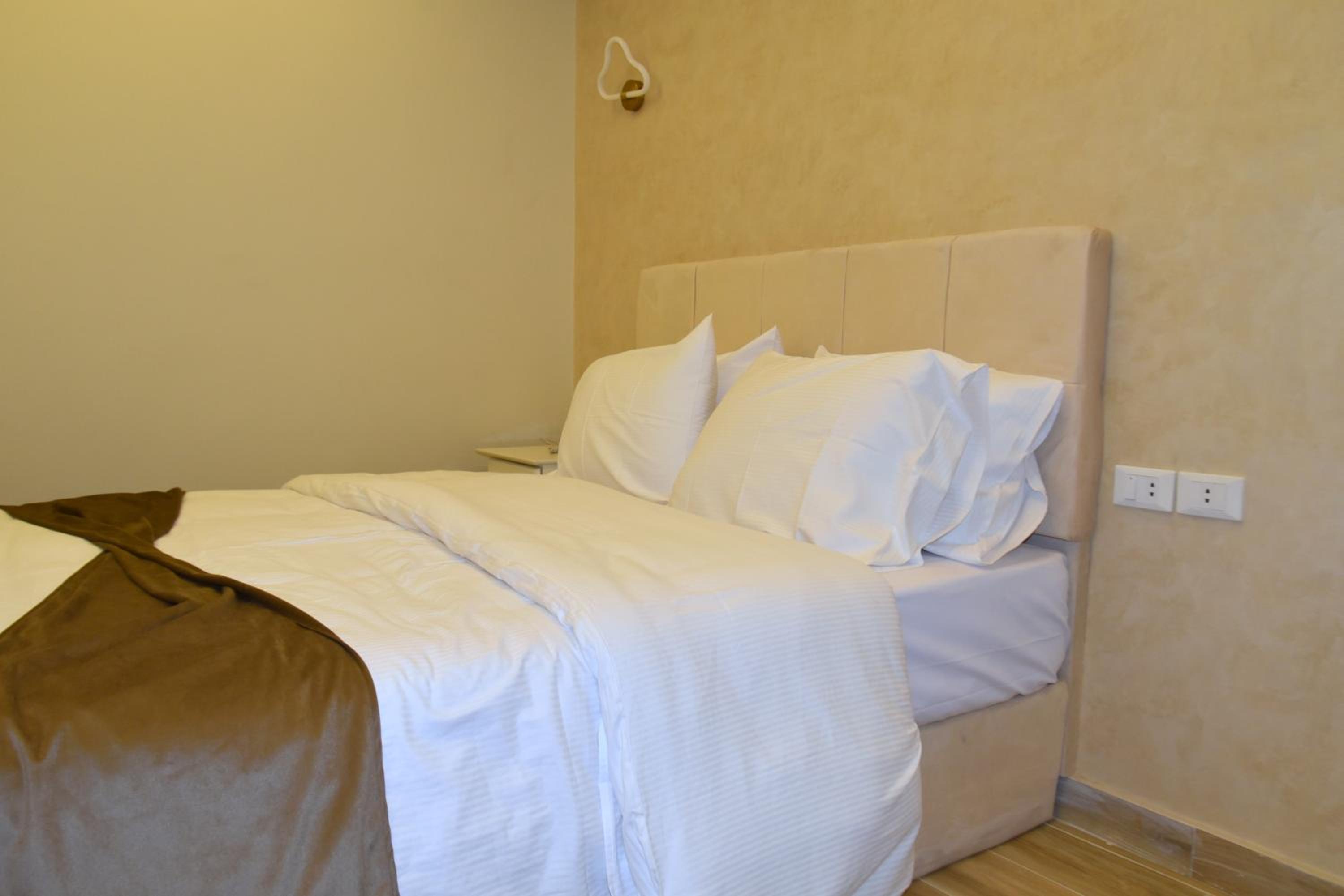 Pyramids Wonders Hotel