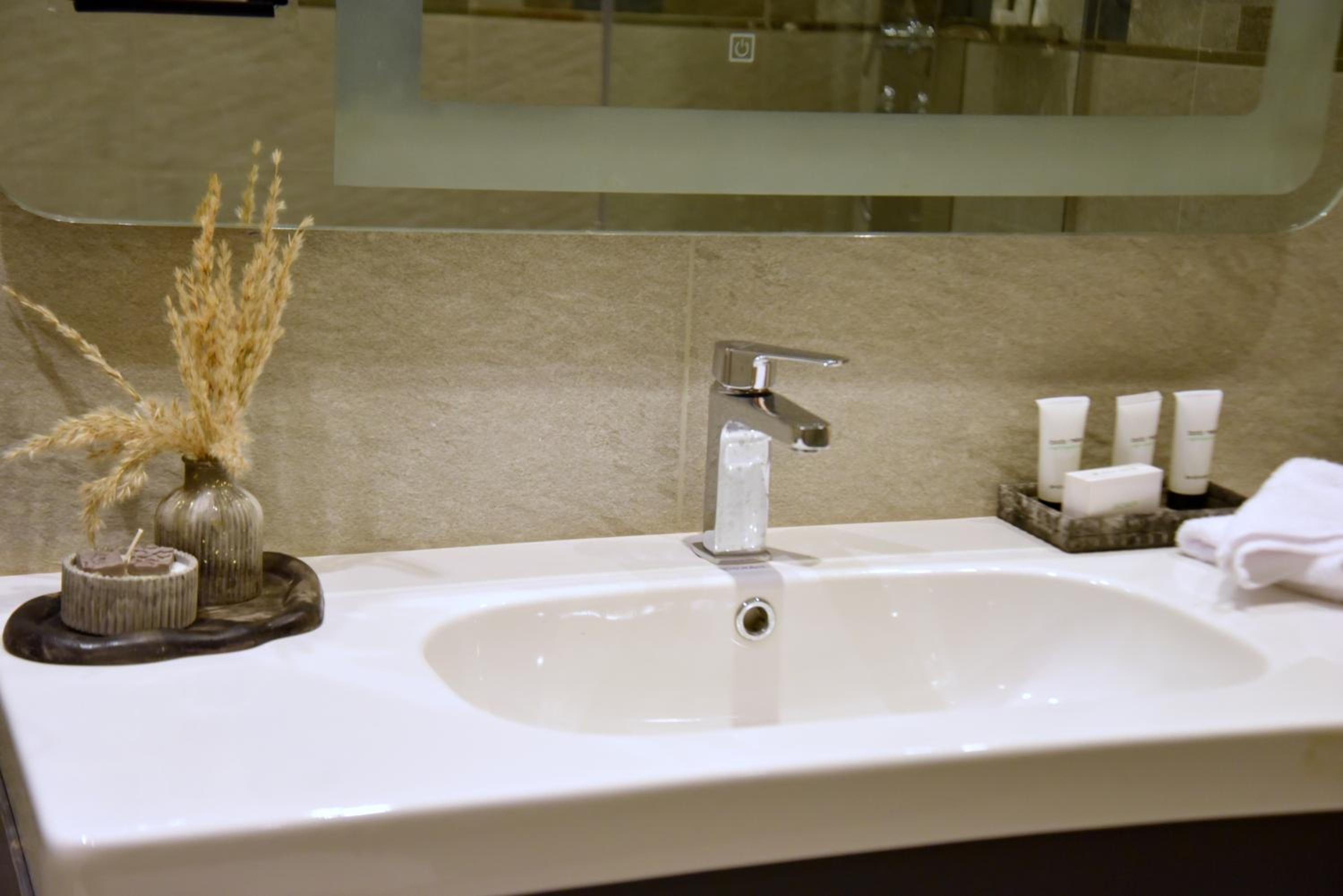 Pyramids Wonders Hotel