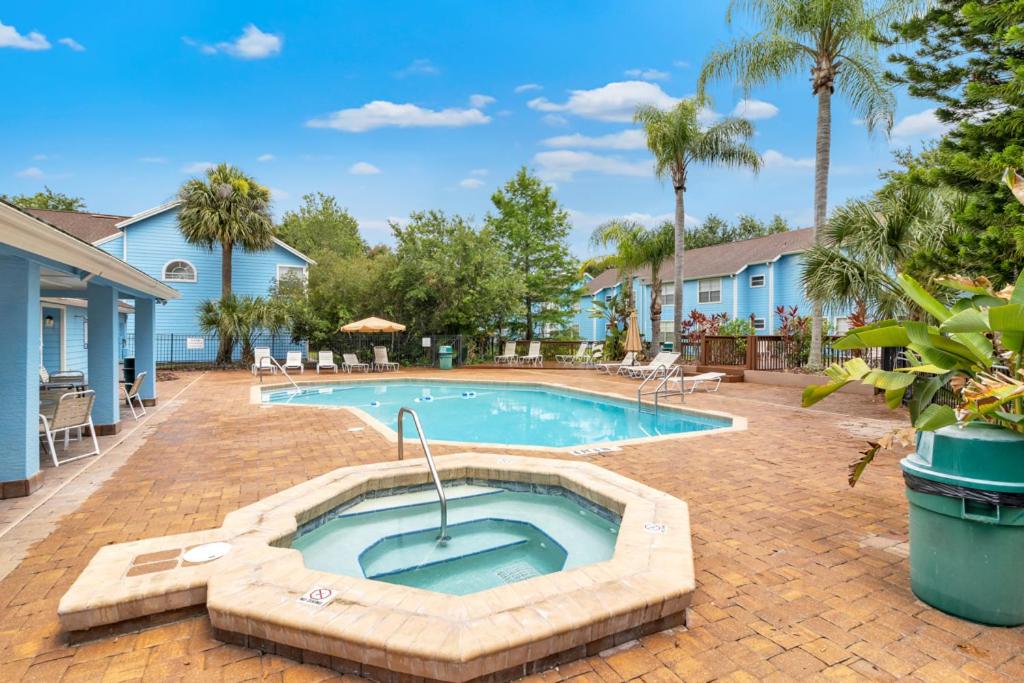 Quaint Getaway! 3 Bedroom Condo Near Disney Parks! view 4