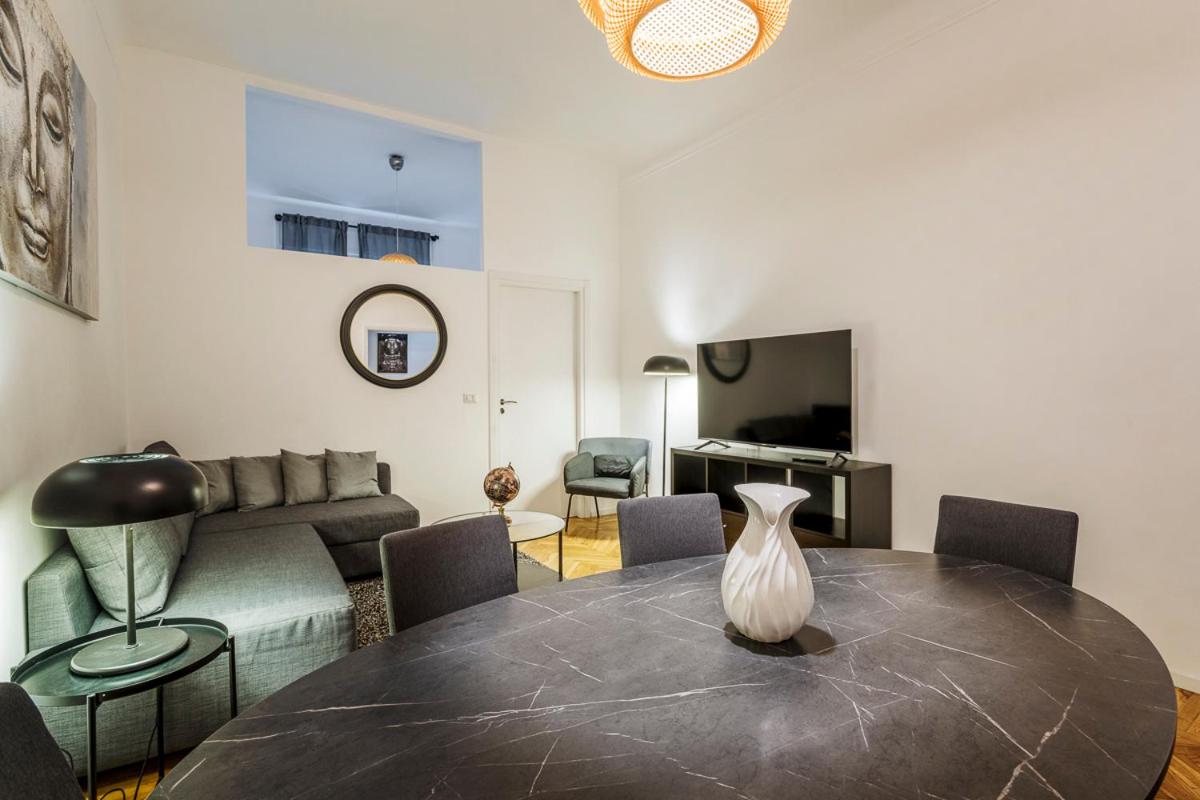 Luxury 4 bedrooms apartments Close to Duomo