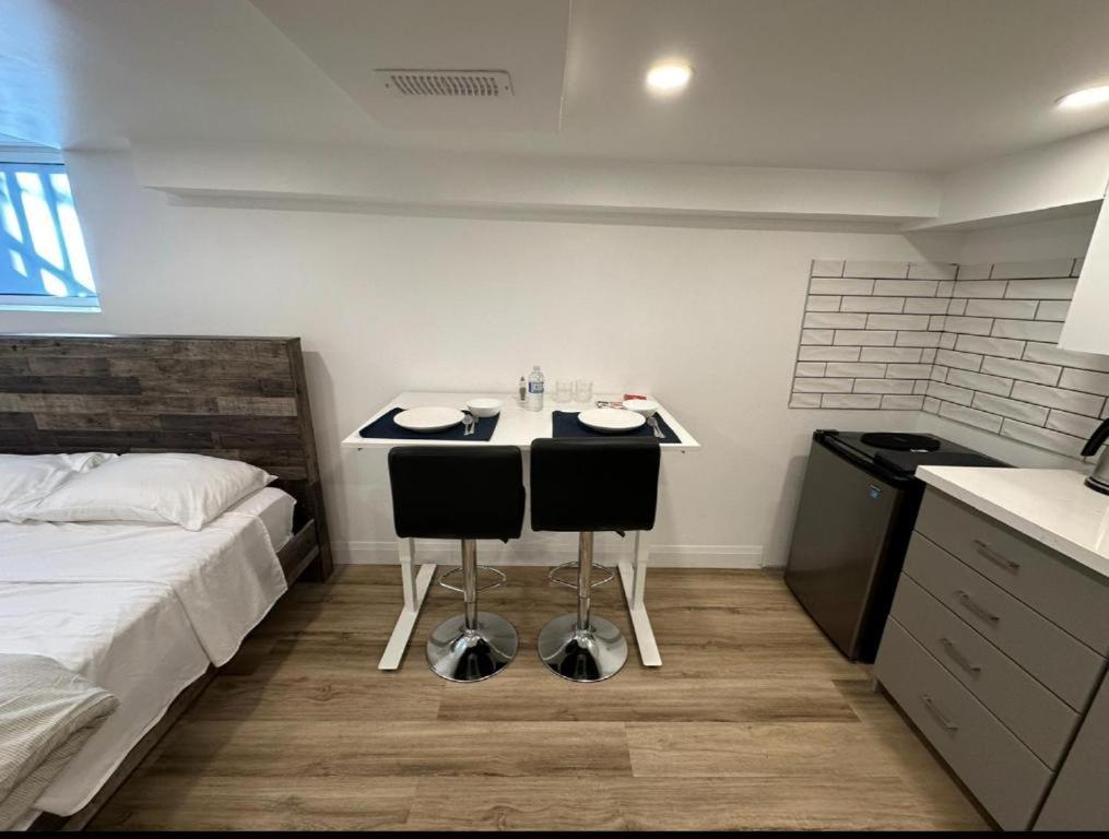 Pvt Studio Near Waterloo Airport & Minutes to Downtown Basement unit