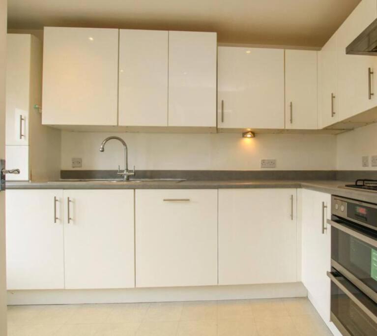 Colchester Retreat: 4BR 2BATH Ample Street Parking view 5
