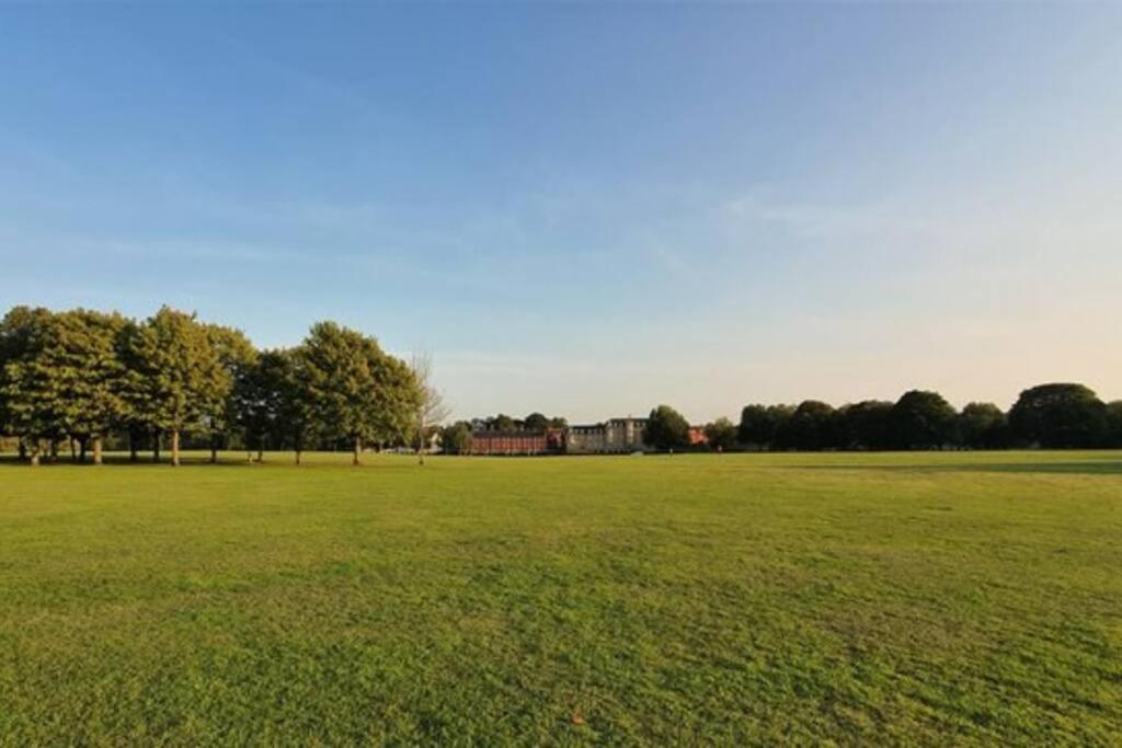 Colchester Retreat: 4BR 2BATH Ample Street Parking view 4