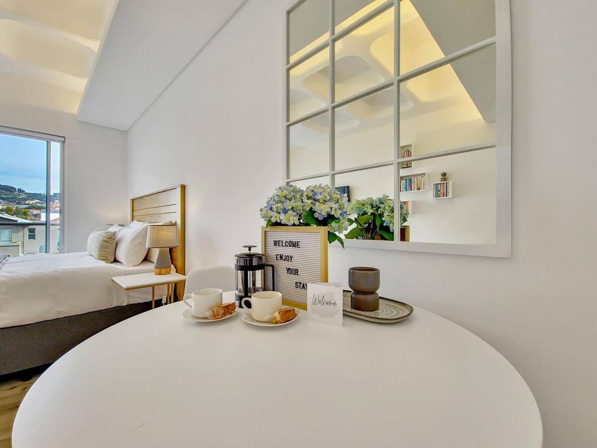 Modern Apt with a Mountain View in City Centre. view 3