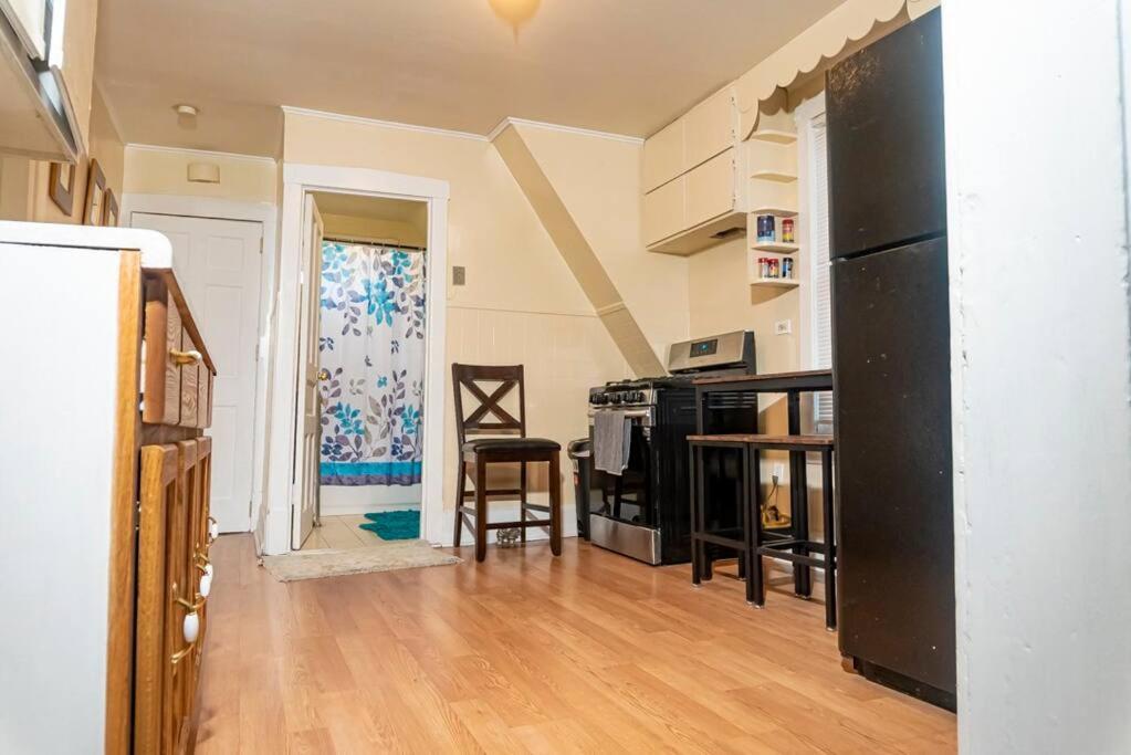 Exquisite Rogers Park 1 bedroom, 1 bath Apartment Near Evanston view 5