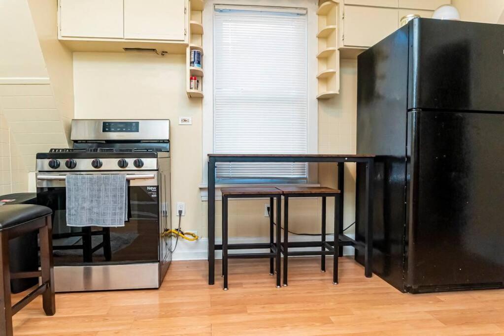 Exquisite Rogers Park 1 bedroom, 1 bath Apartment Near Evanston view 4