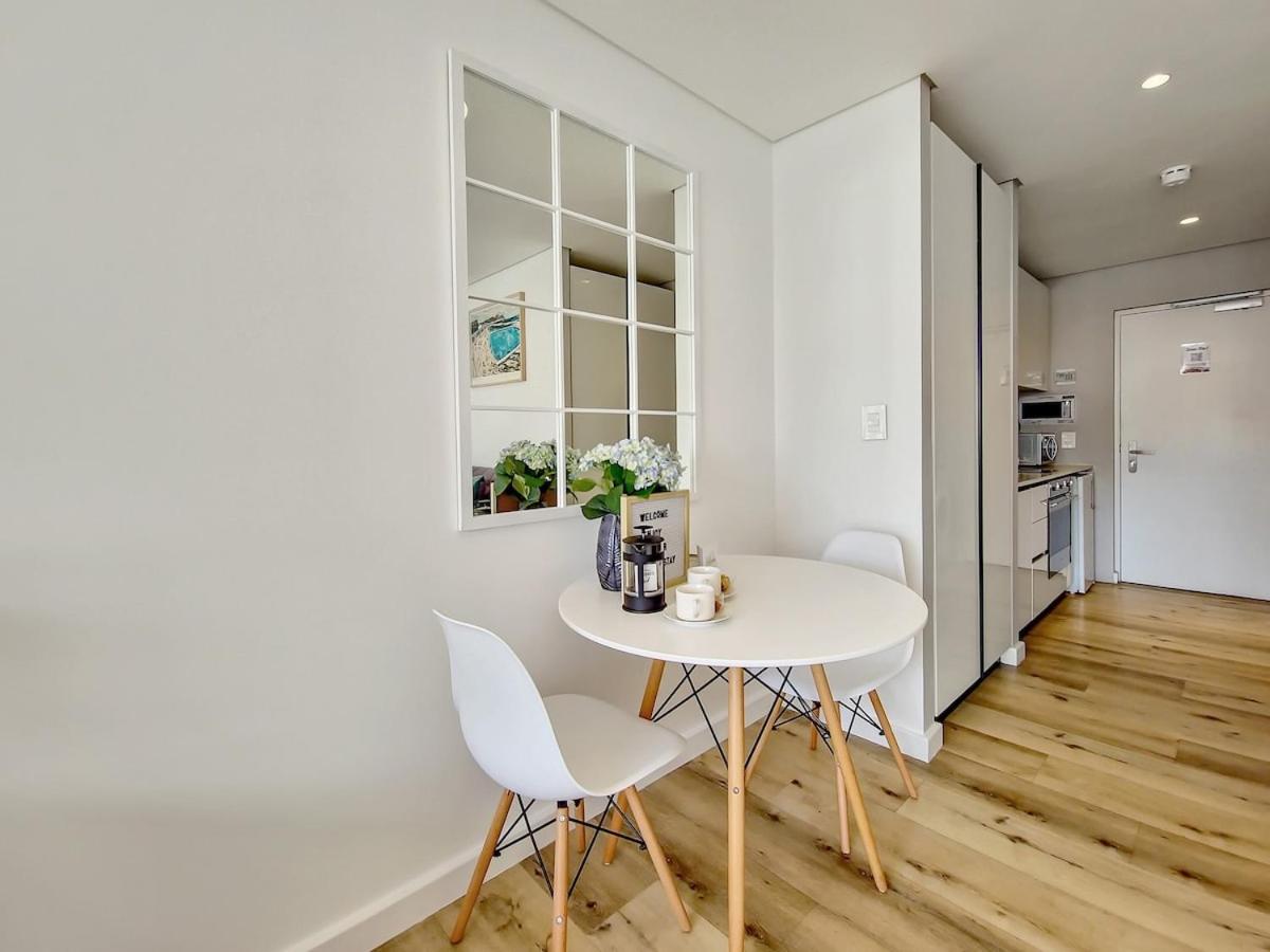 Modern Apt with a Mountain View in City Centre. view 4