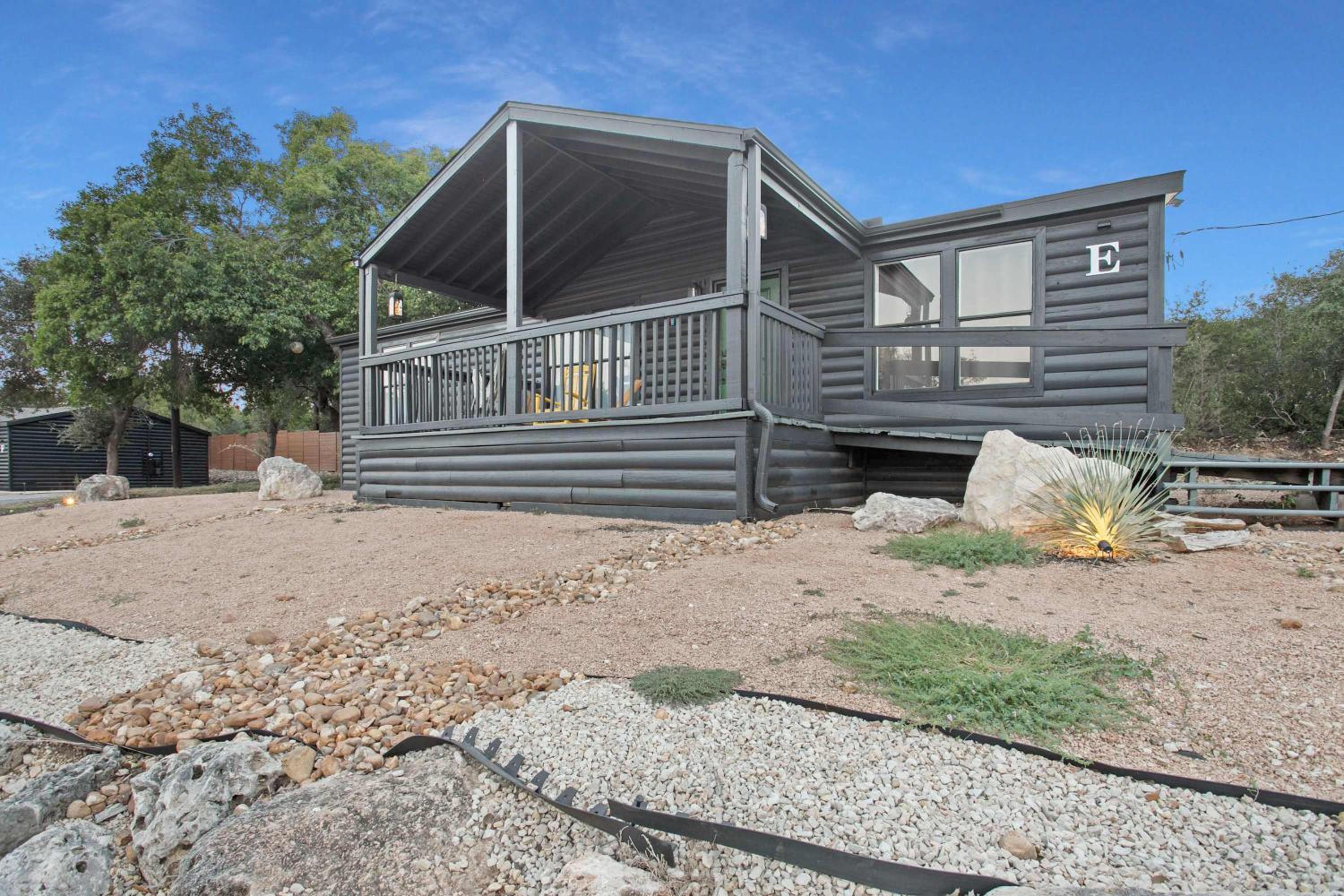 Starlight Horizon Cabin E - Pet-Friendly Texas Hill Country Cabin Near Canyon Lake - Pool, Stargazing & Group Getaways - Sleeps 8