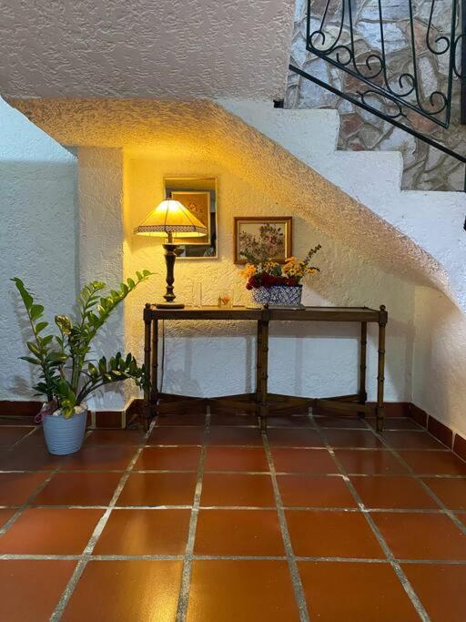Casa Rústica con jardínes en excelente ubicación view 3