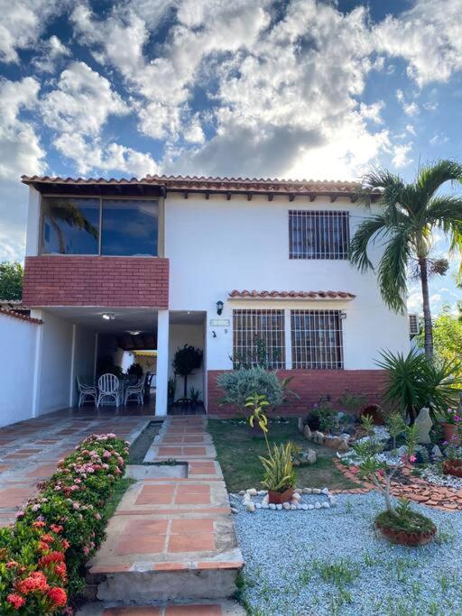 Casa Rústica con jardínes en excelente ubicación view 2