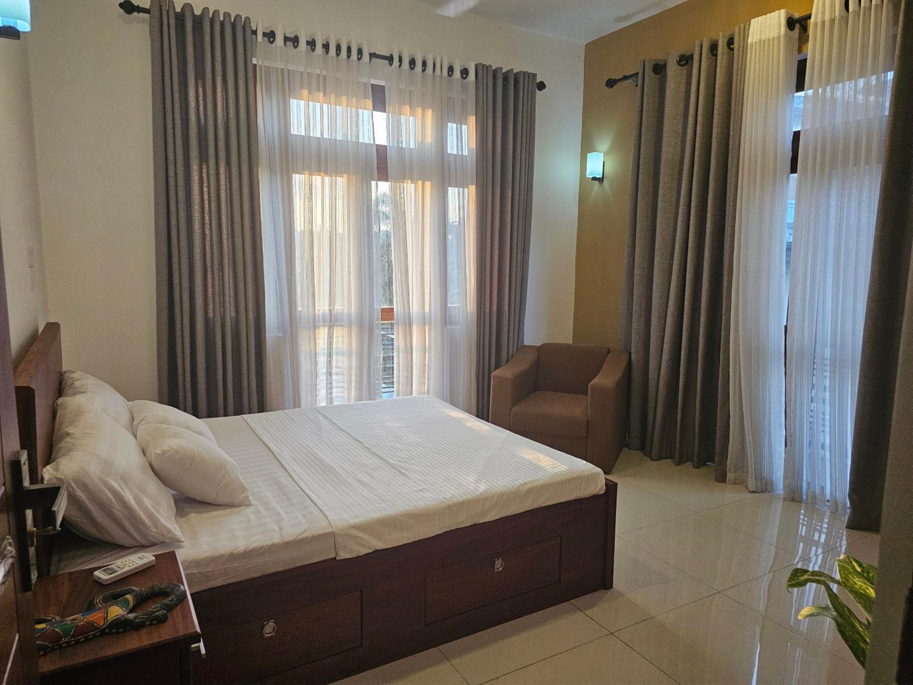 Lakeview Apartment with Modern Interior and Facilities