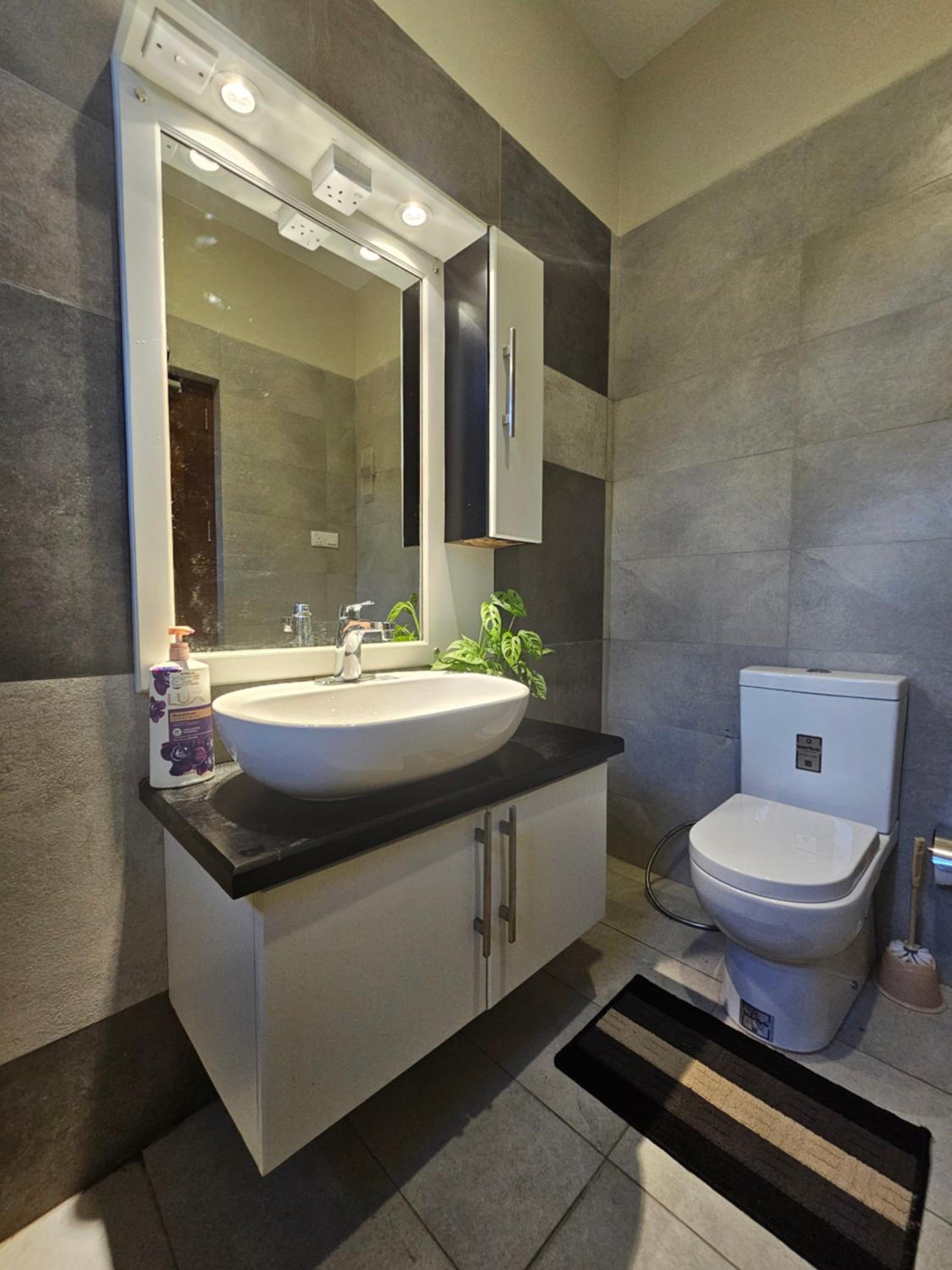 Lakeview Apartment with Modern Interior and Facilities