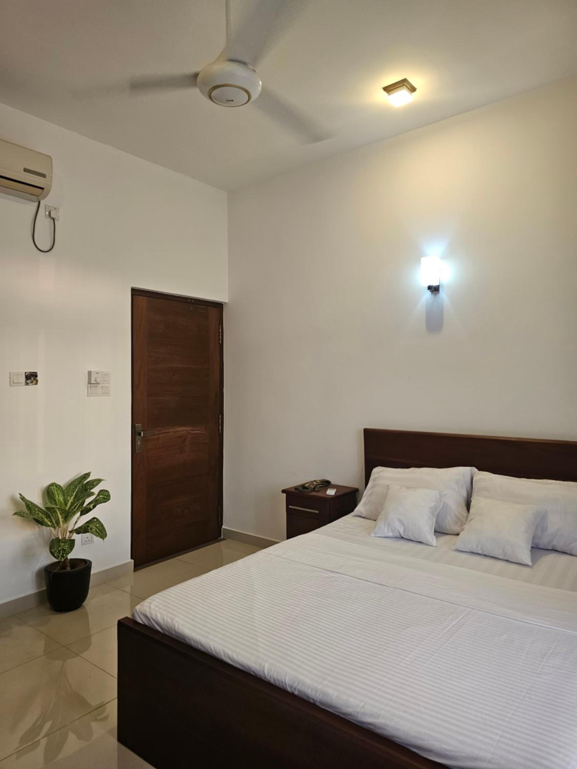 Lakeview Apartment with Modern Interior and Facilities