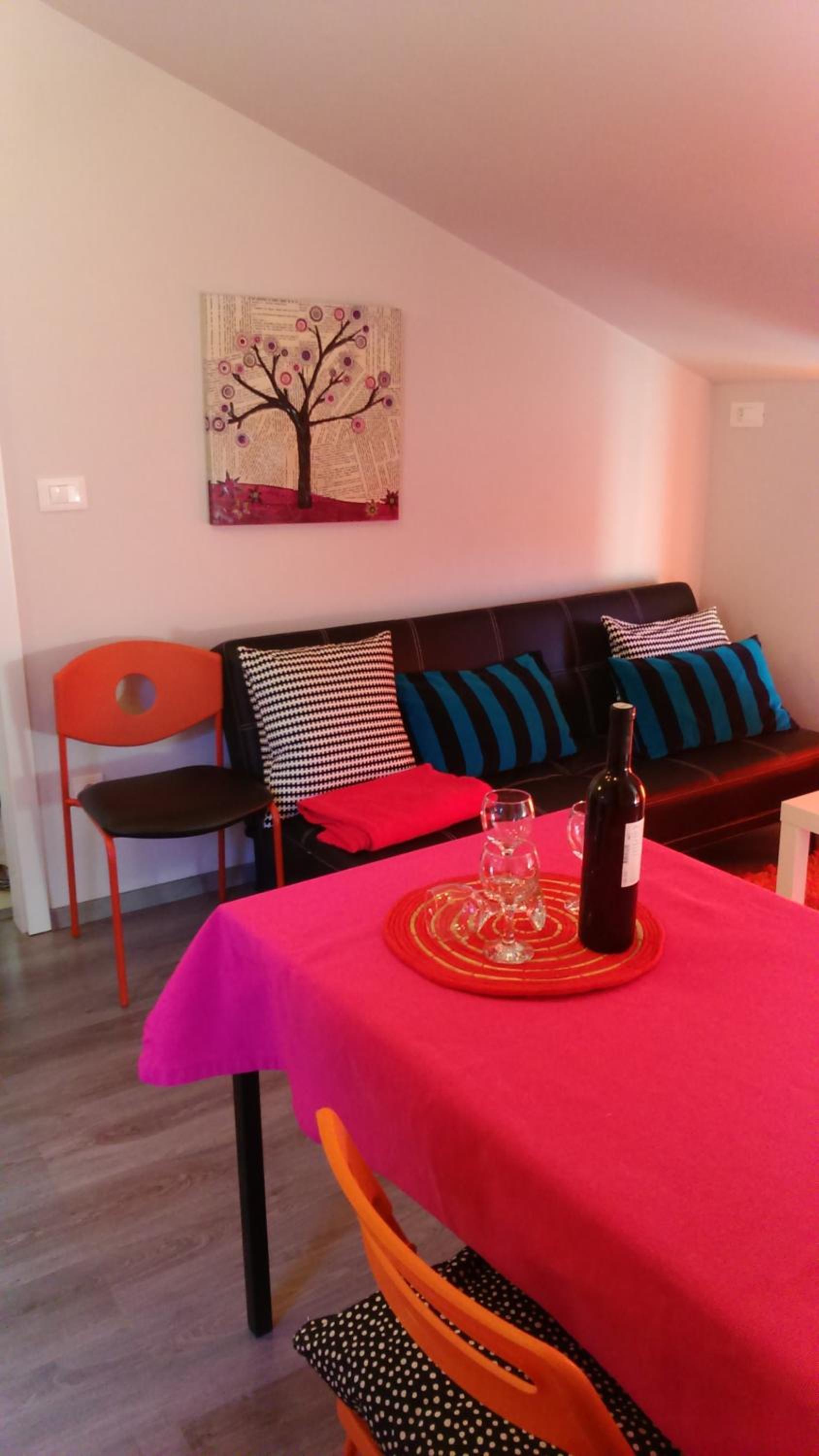 Orange Cube Apartment - Self check in - Free parking
