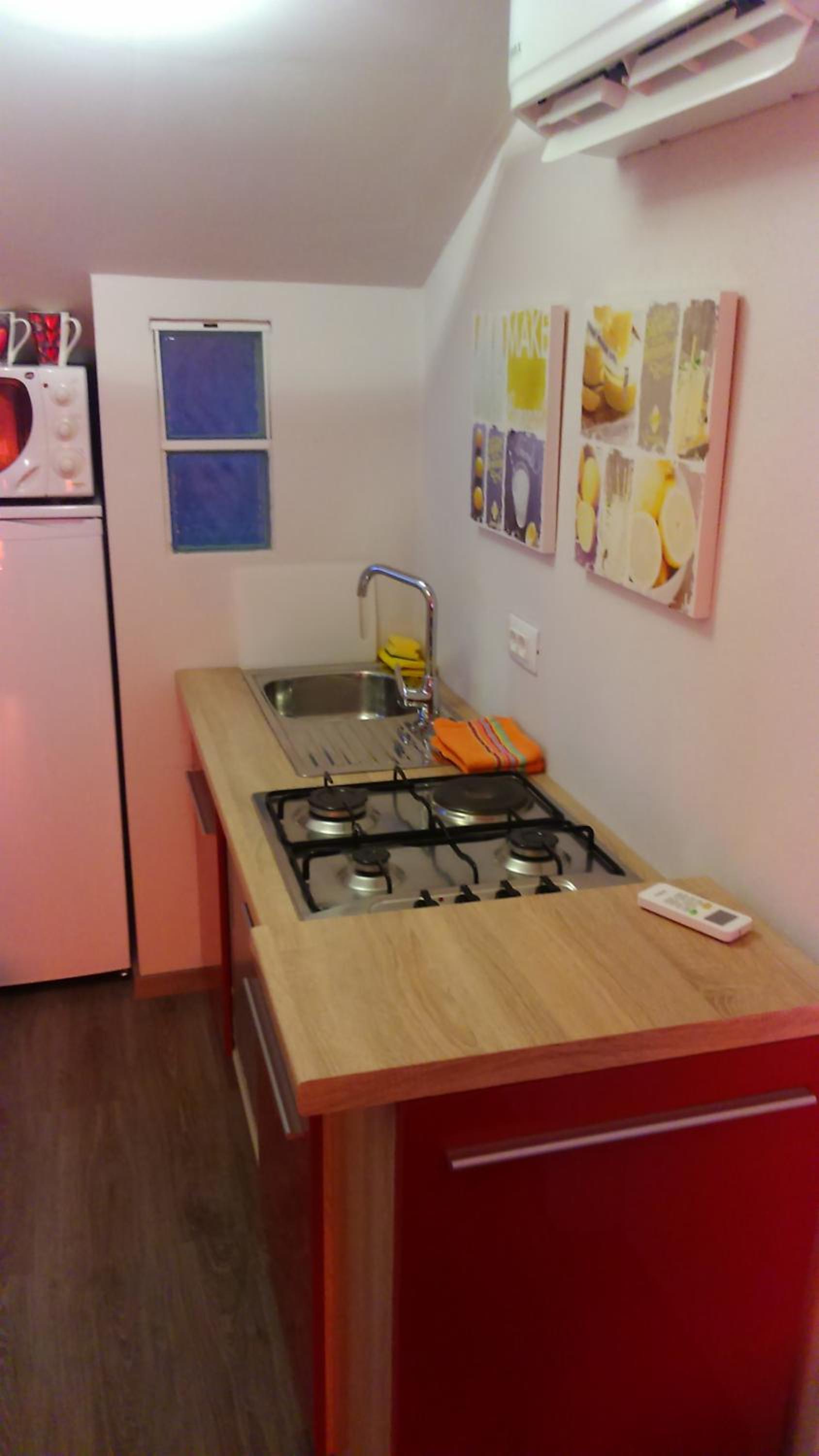 Orange Cube Apartment - Self check in - Free parking