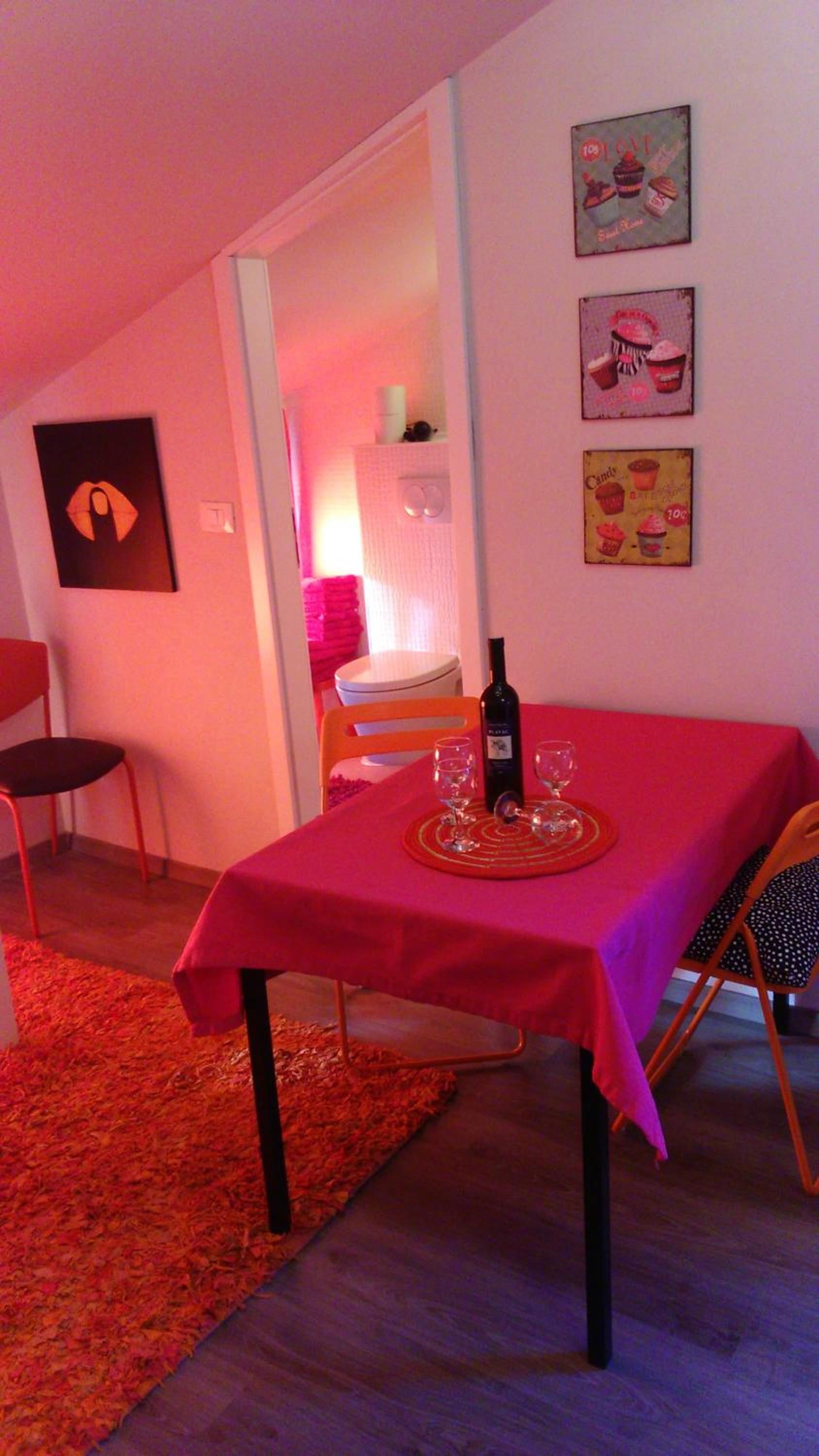Orange Cube Apartment - Self check in - Free parking