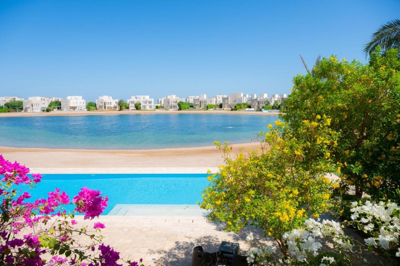 Nayah Stays, Joubal Lagoons flowery apartment