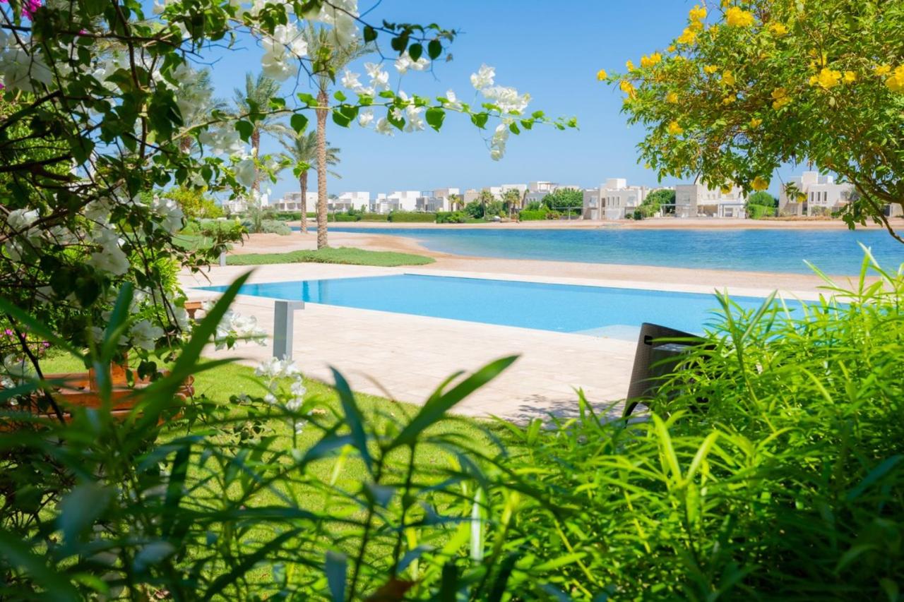 Nayah Stays, Joubal Lagoons flowery apartment