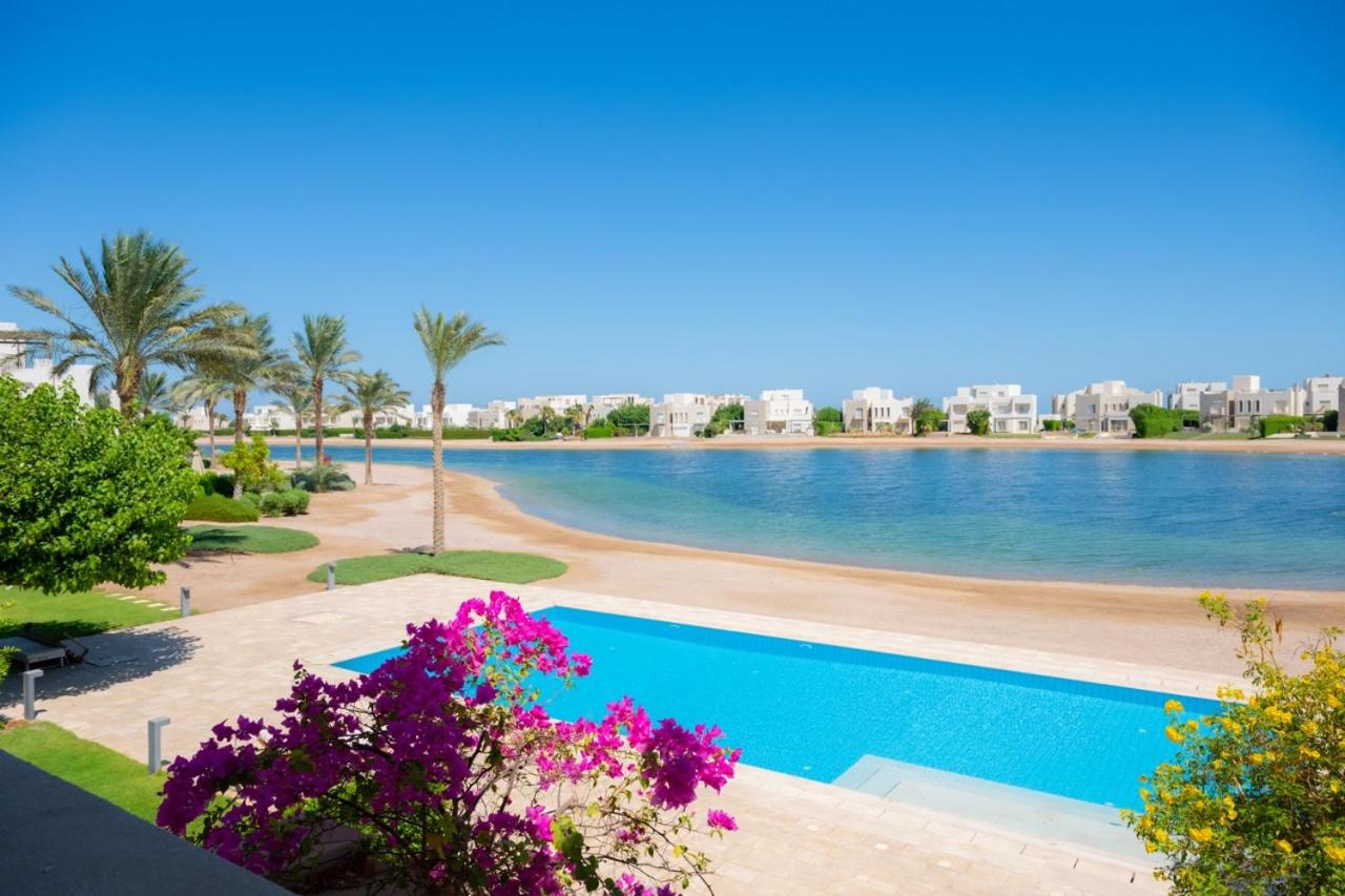 Nayah Stays, Joubal Lagoons flowery apartment
