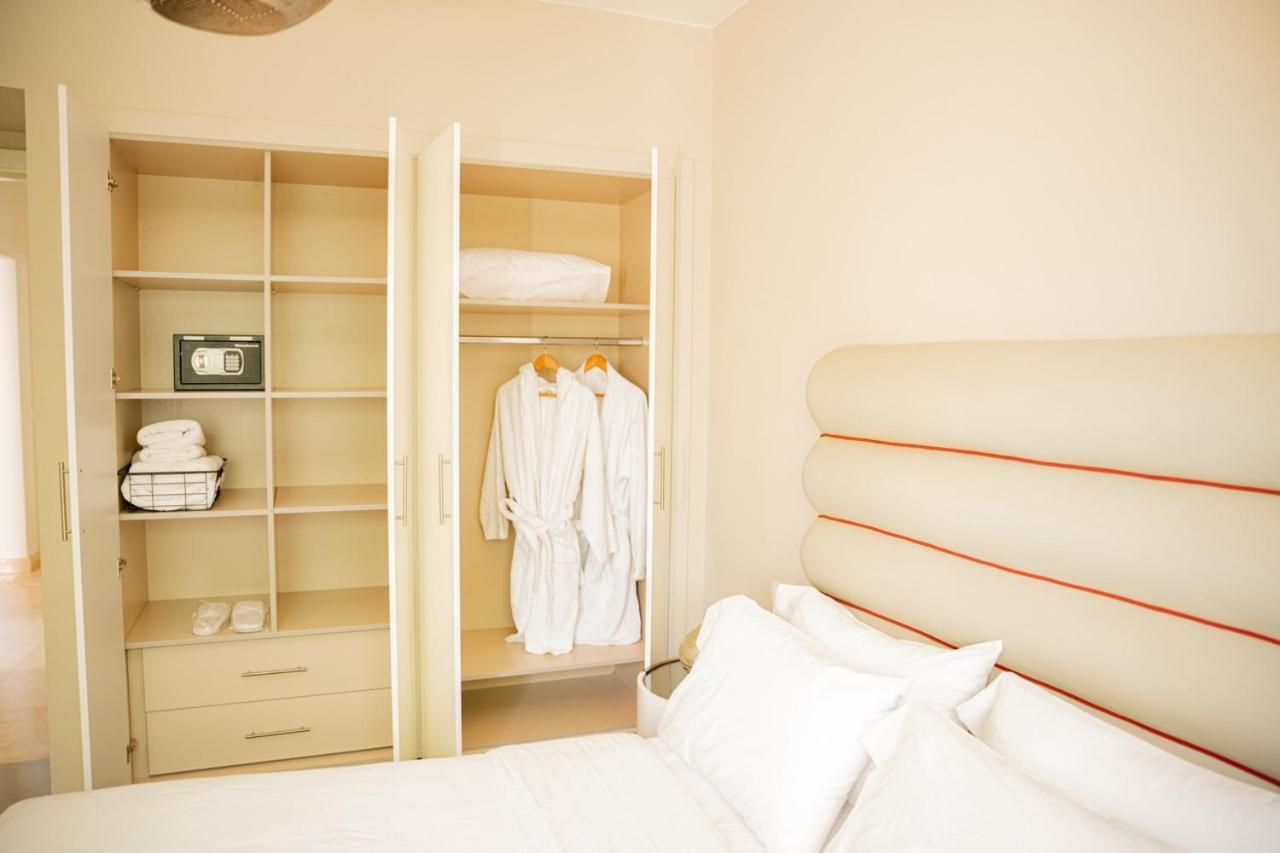 Nayah Stays, Joubal Lagoons flowery apartment