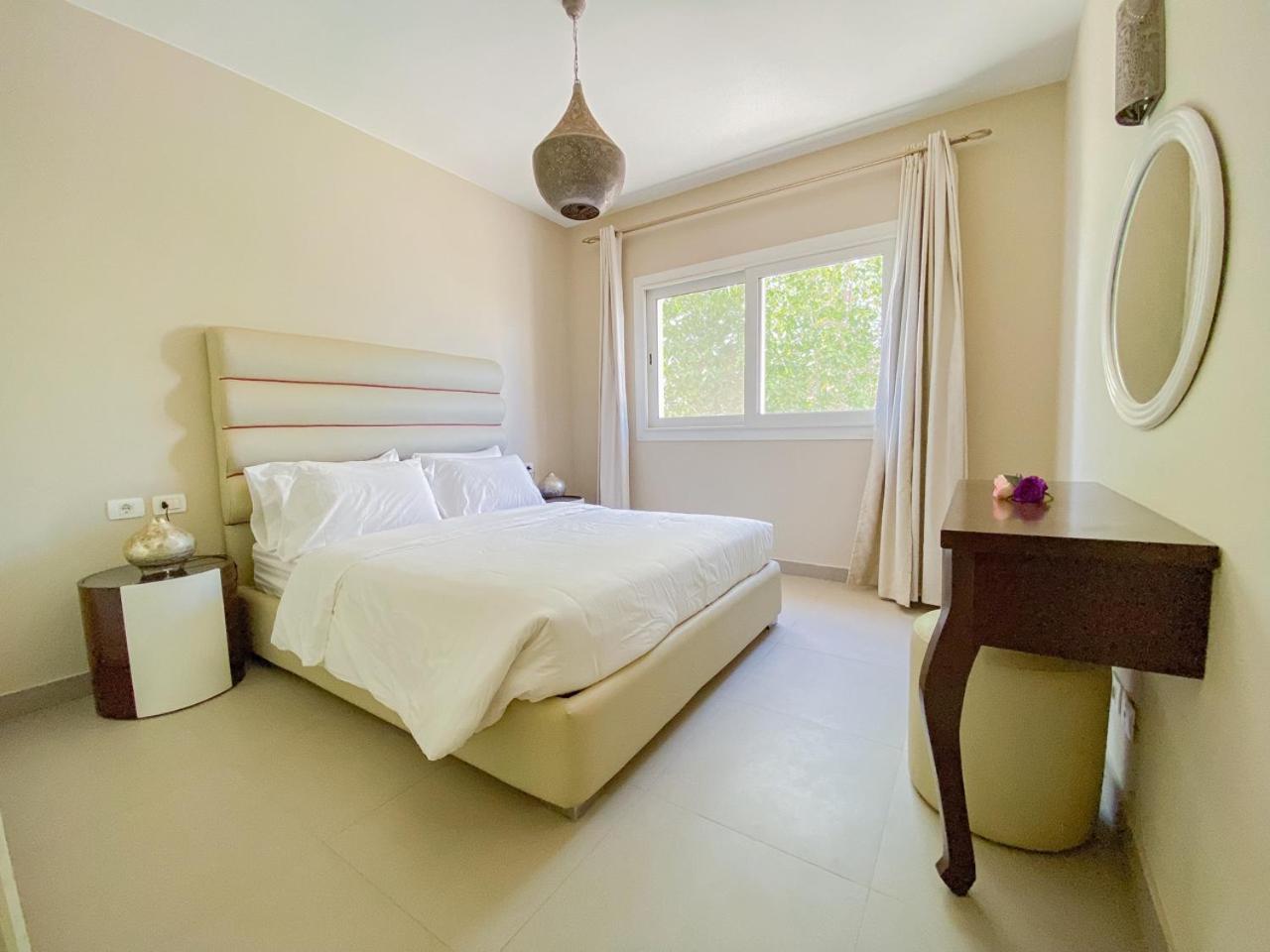 Nayah Stays, Joubal Lagoons flowery apartment
